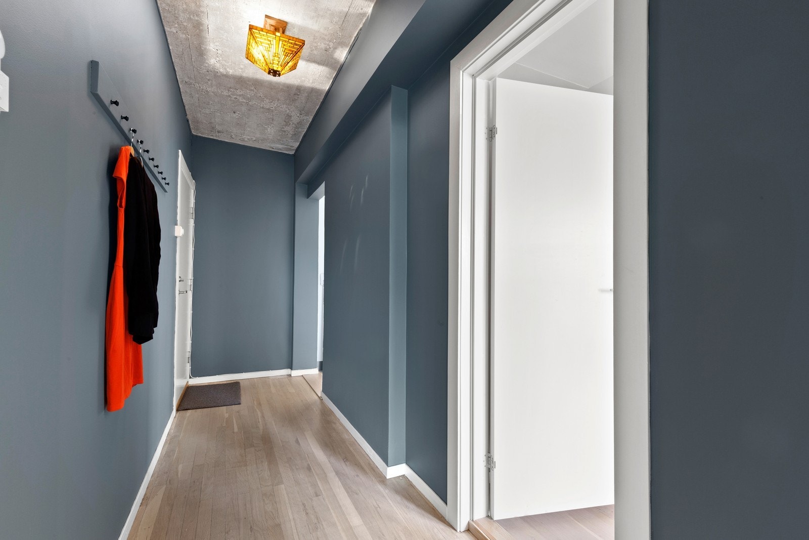 Praktisk entré med god oppbevaringsplass. Galleribilde