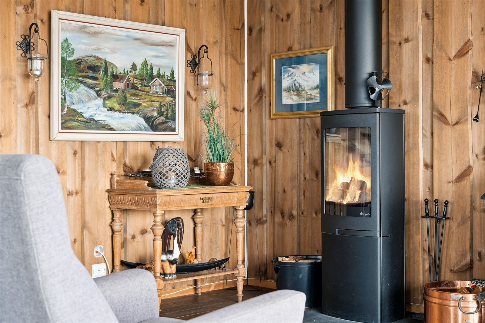 Detalj fra stuen som har en effektiv rentbrennende peisovn. Galleribilde