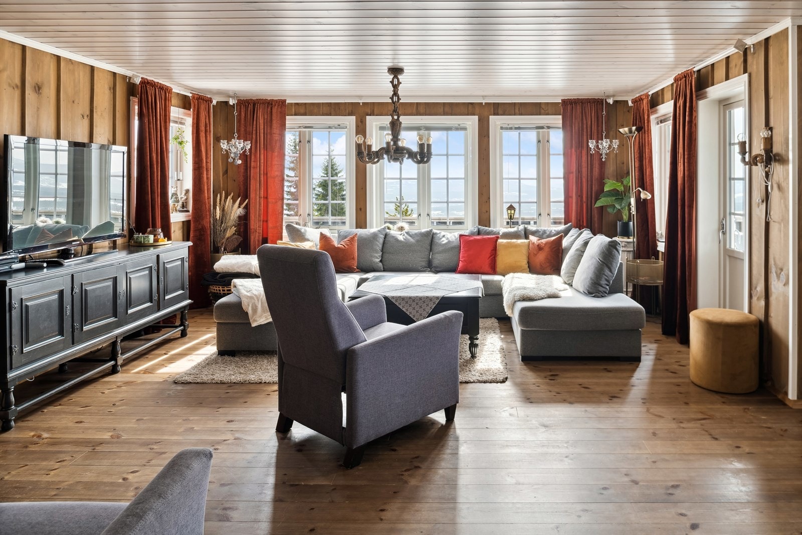 Stuen er lun og trivelig med utgang til terrassen og vindusflater med fantastisk utsikt. Galleribilde