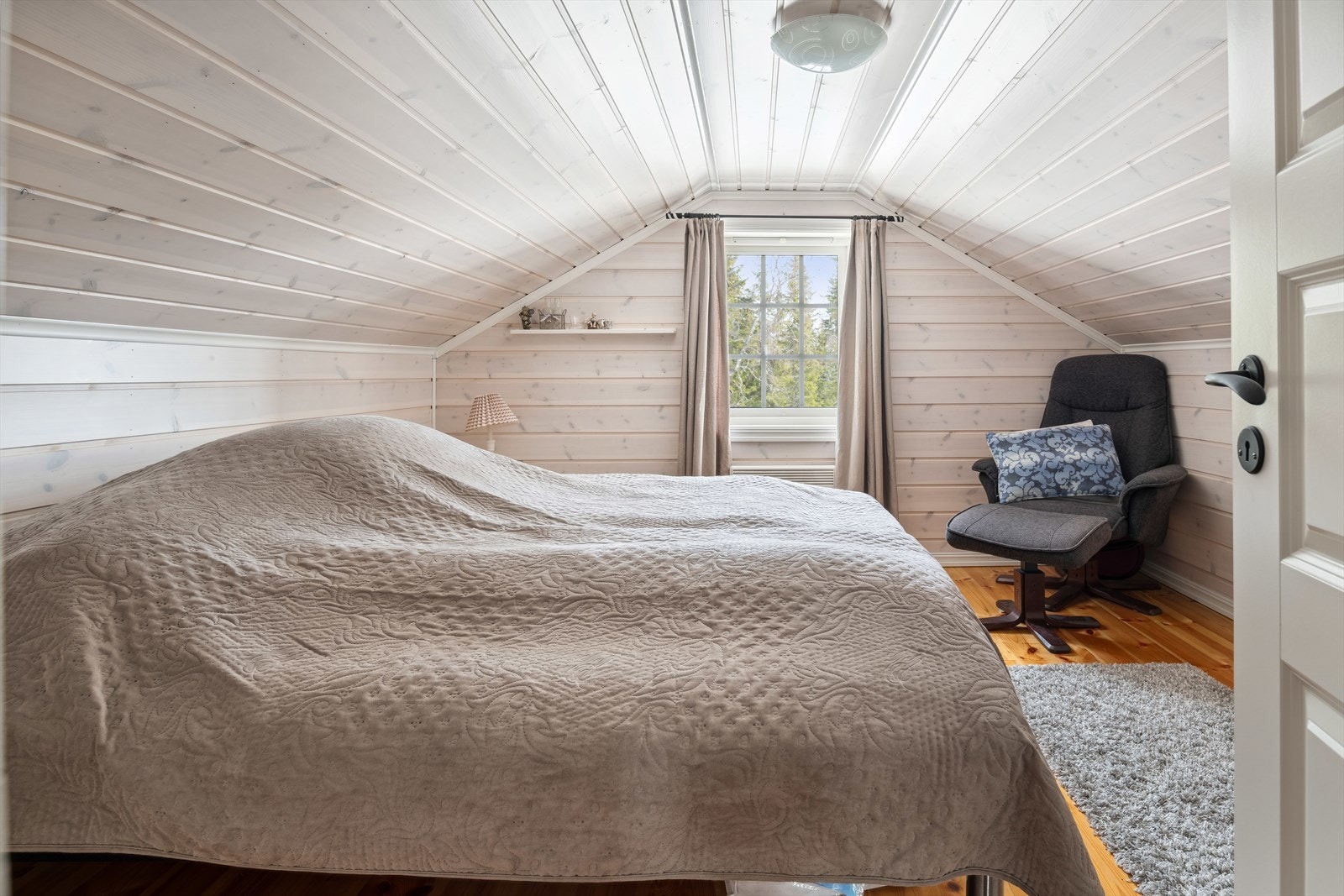Lyst og lunt rom 2 på hemsen, har god plass til dobbelt seng og div. oppbevaring. Galleribilde