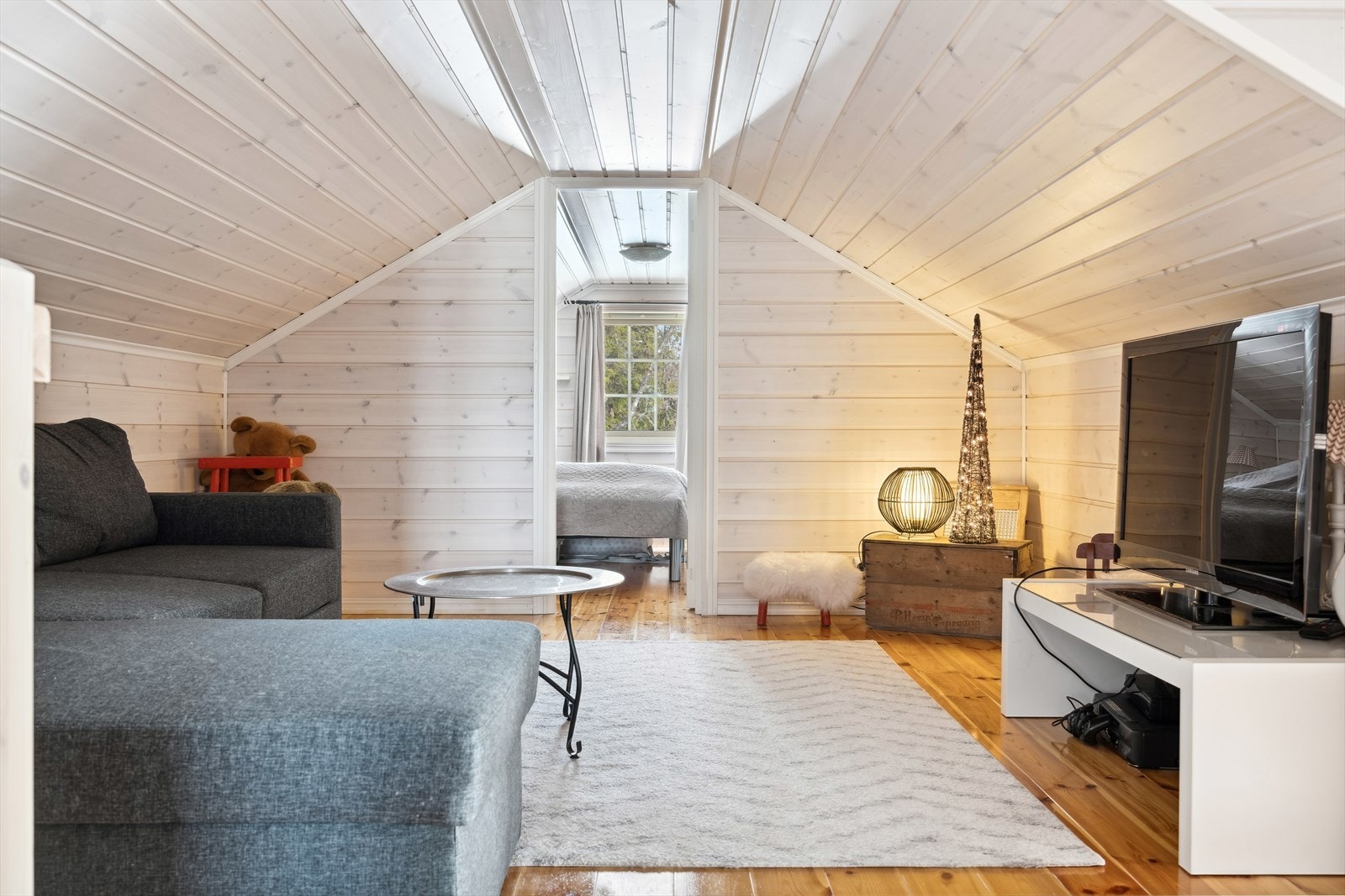 Loftstuen på hemsen ligger i mellom to rom, som benyttes som soverom. Galleribilde