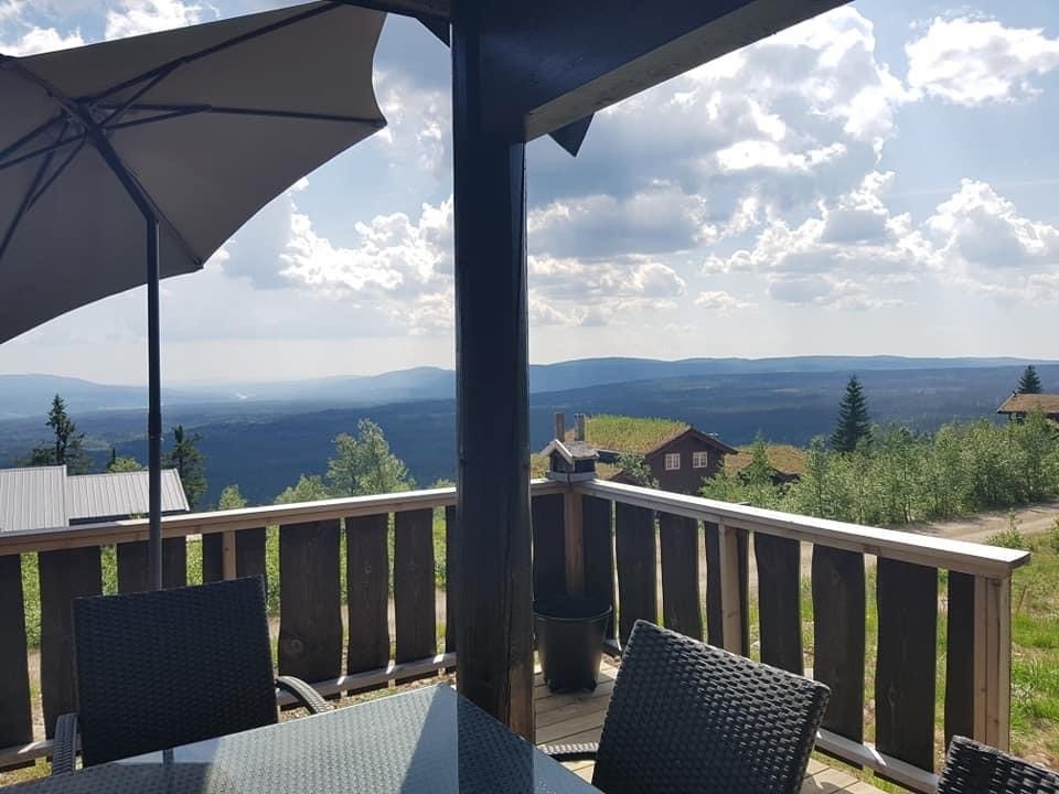 Fra terrassen er det flott utsikt mot hyttefeltet og fjellene i sørøstlig retning. Galleribilde