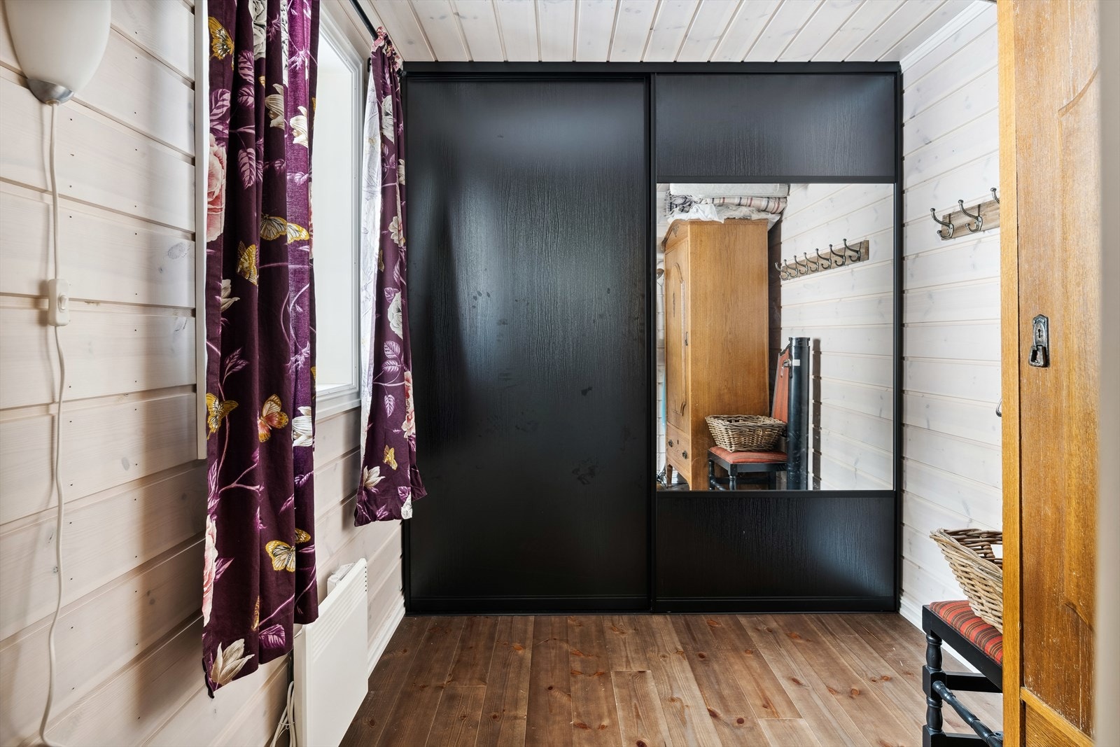 Soverom 3 i 1. etasje benyttes pr. i dag som garderoberom. Galleribilde