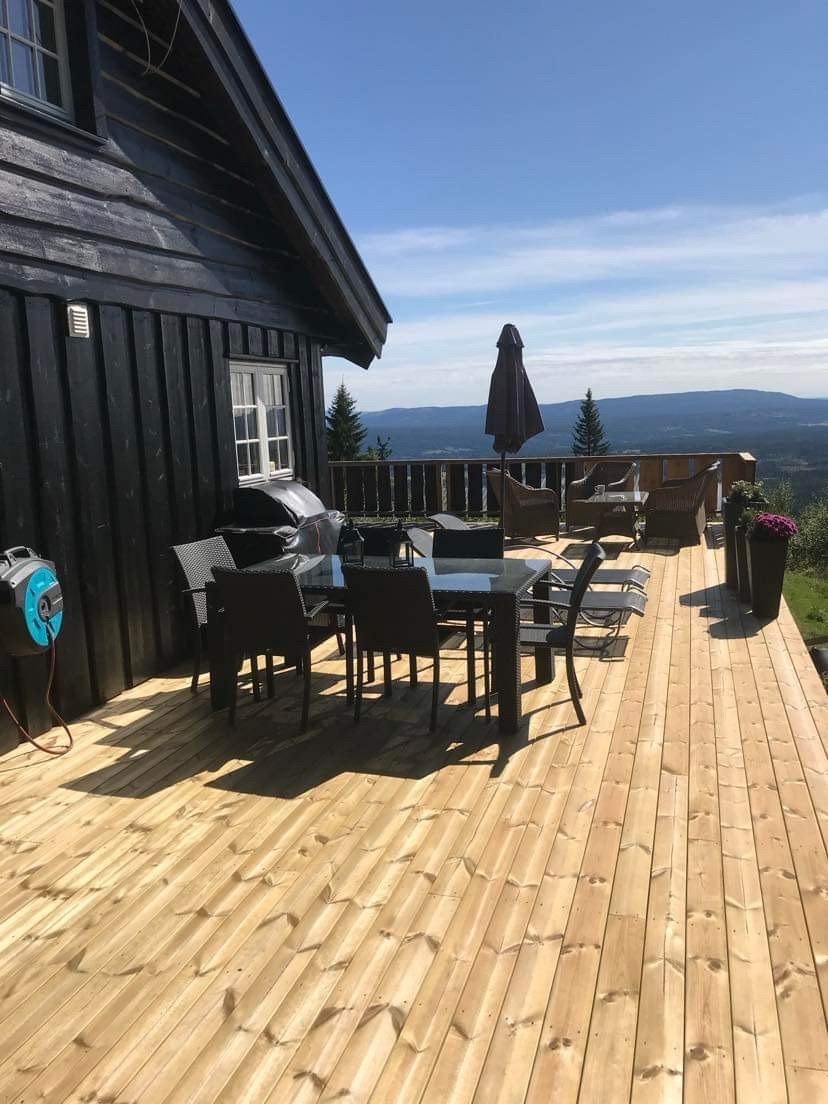 Stor terrasse på ca. 83 kvm med uttak for strøm og vann. Galleribilde