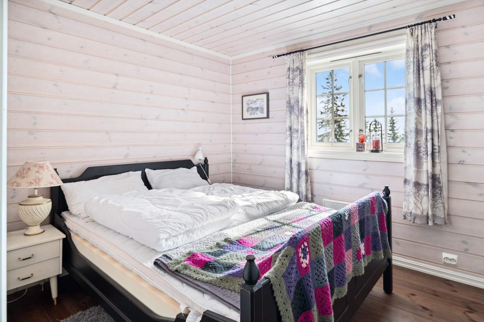 Soverom 2 er lyst og trivelig med garderobeskap og det malt panel på vegg og i himling og behandlet tregulv. Galleribilde