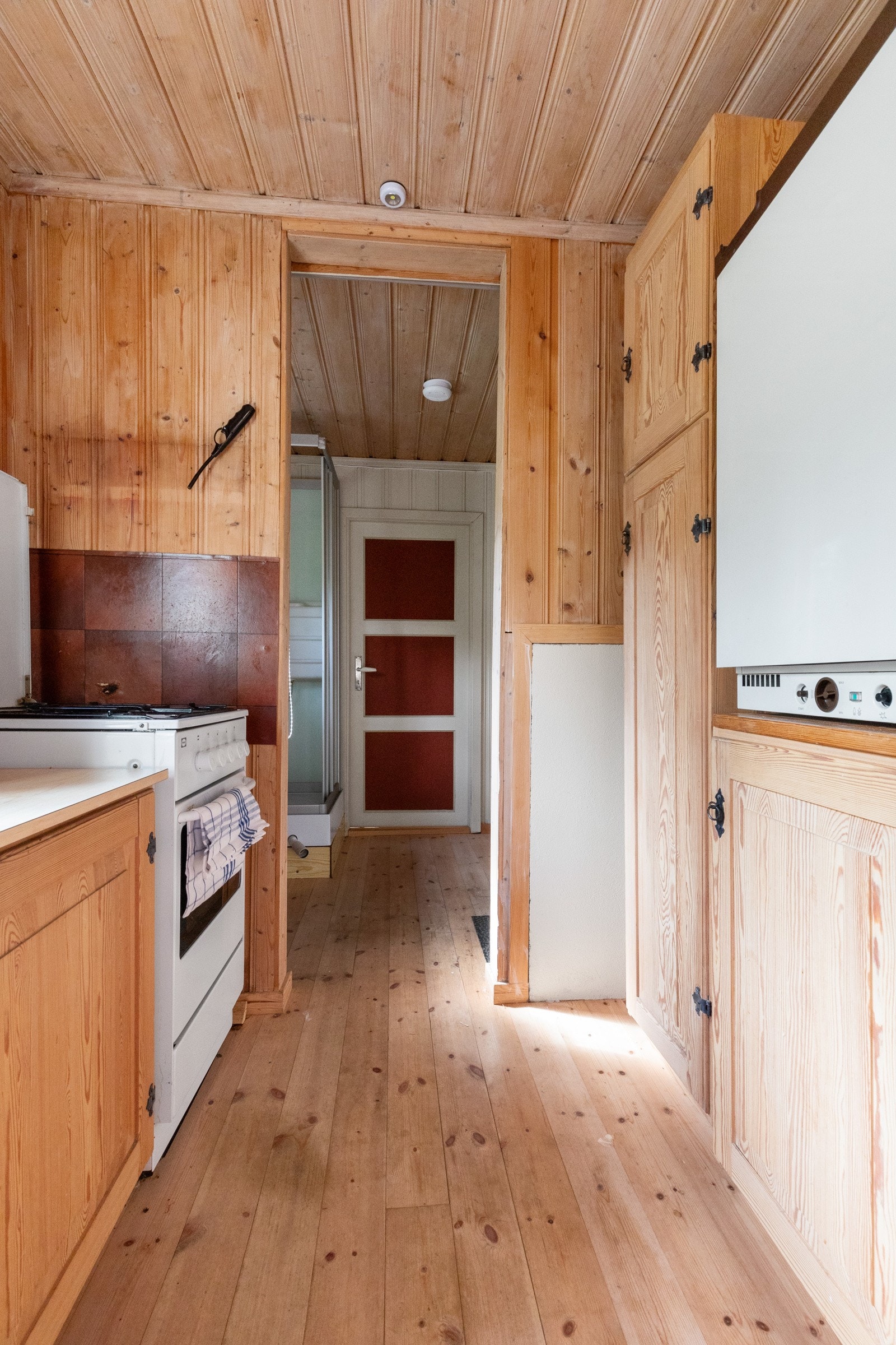 Utslagsvask plassert ved siden av innredning. Frittstående stekeovn og kjøleskap som går på gass Galleribilde