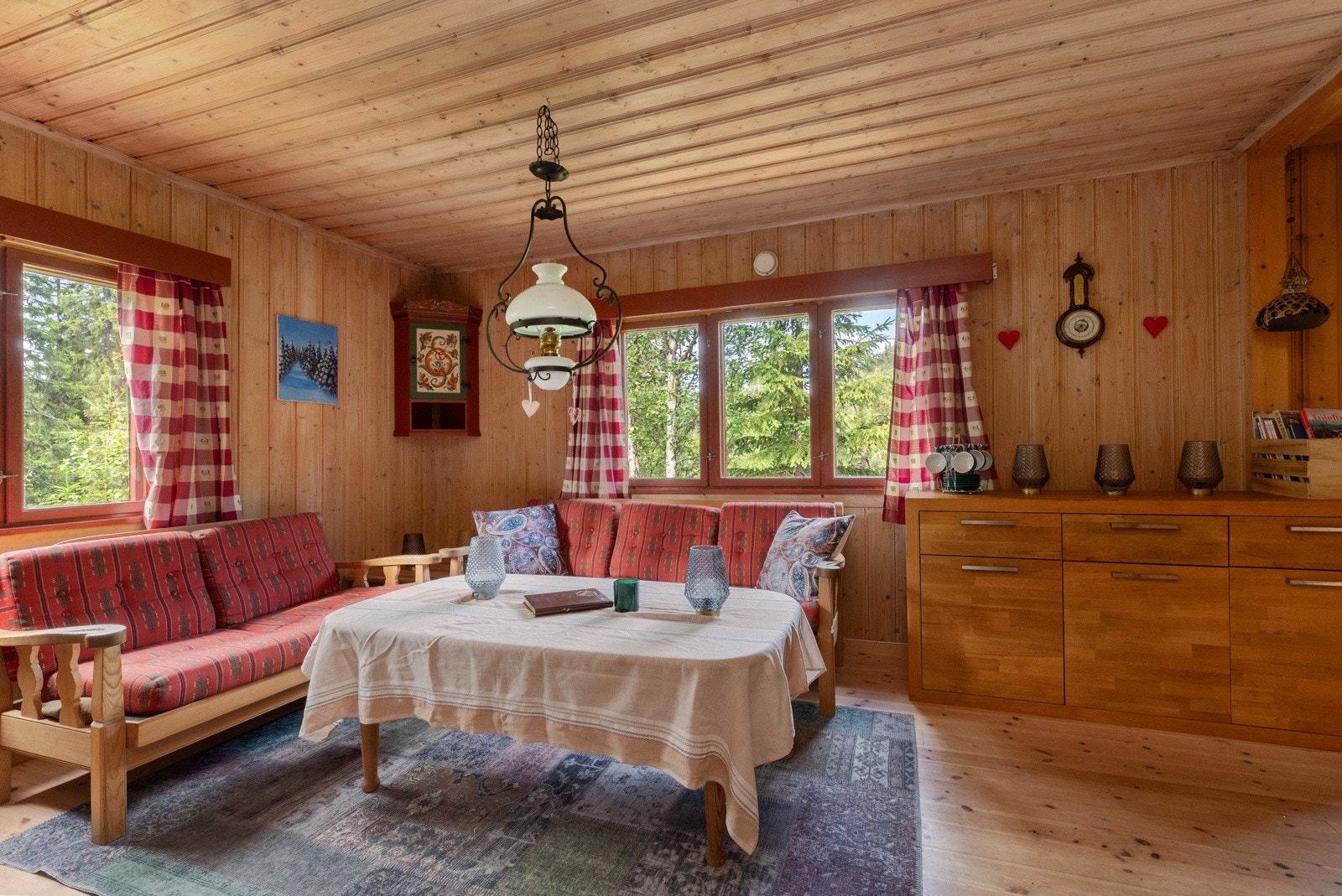 Stuen har mange vinduer som gir et godt dagslys Galleribilde