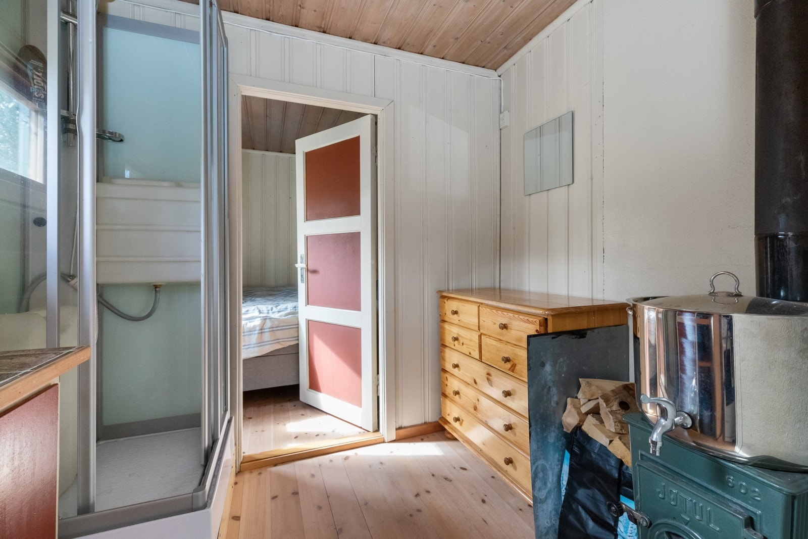 Vedovn plassert her bidrar til gjennomvarme i hytta Galleribilde