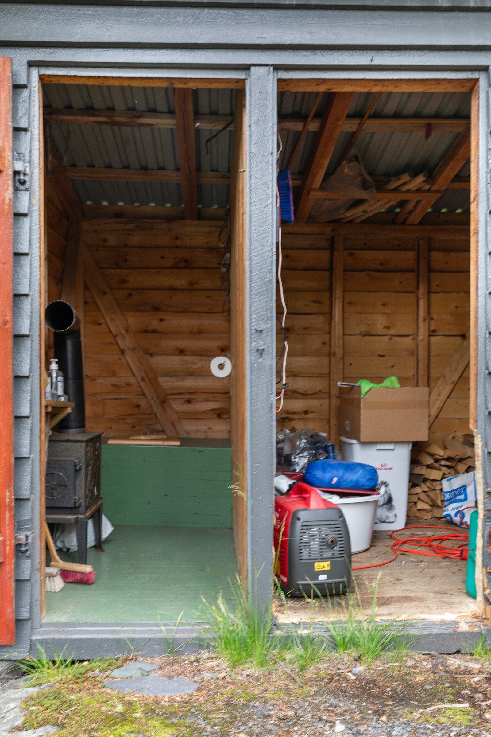 Rom for ved og utstyr samt rom for utedo Galleribilde