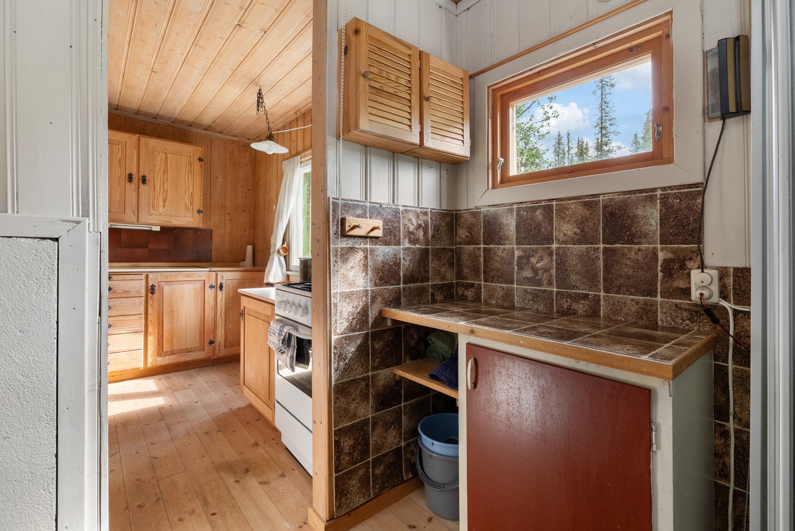 Her er det plassert et dusjkabinett med pumpedusj samt benk med underskap Galleribilde