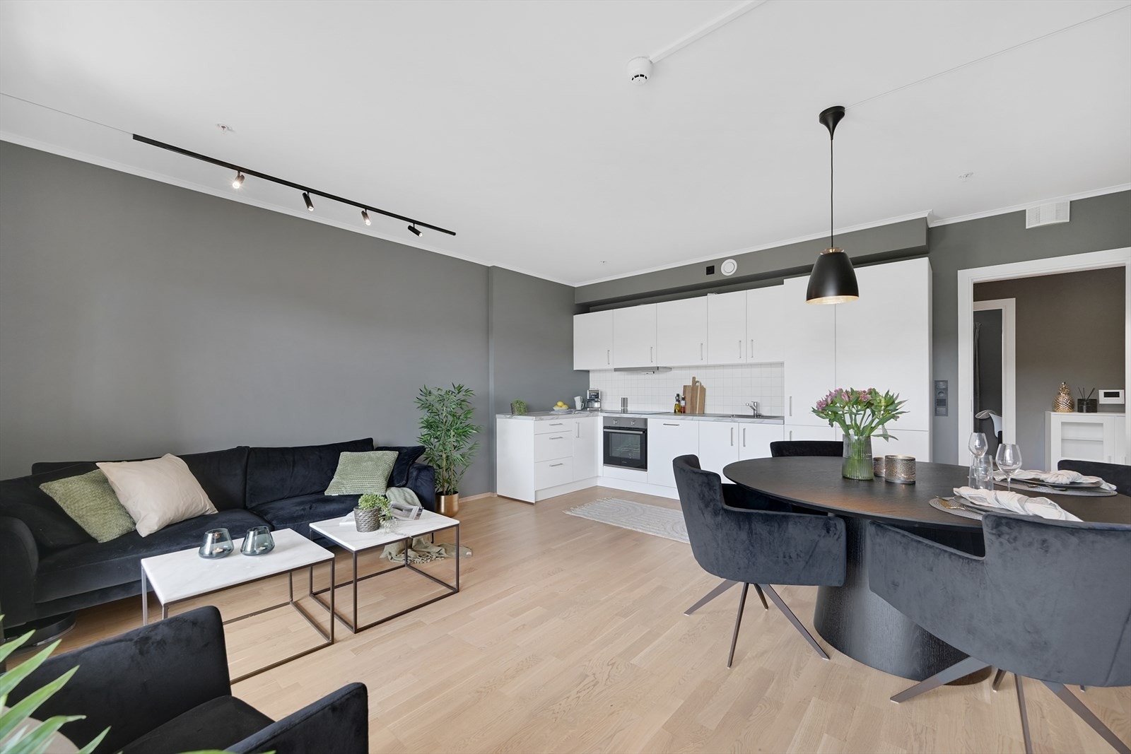God belysning med spottskinner og lampe over spisestuen. Galleribilde