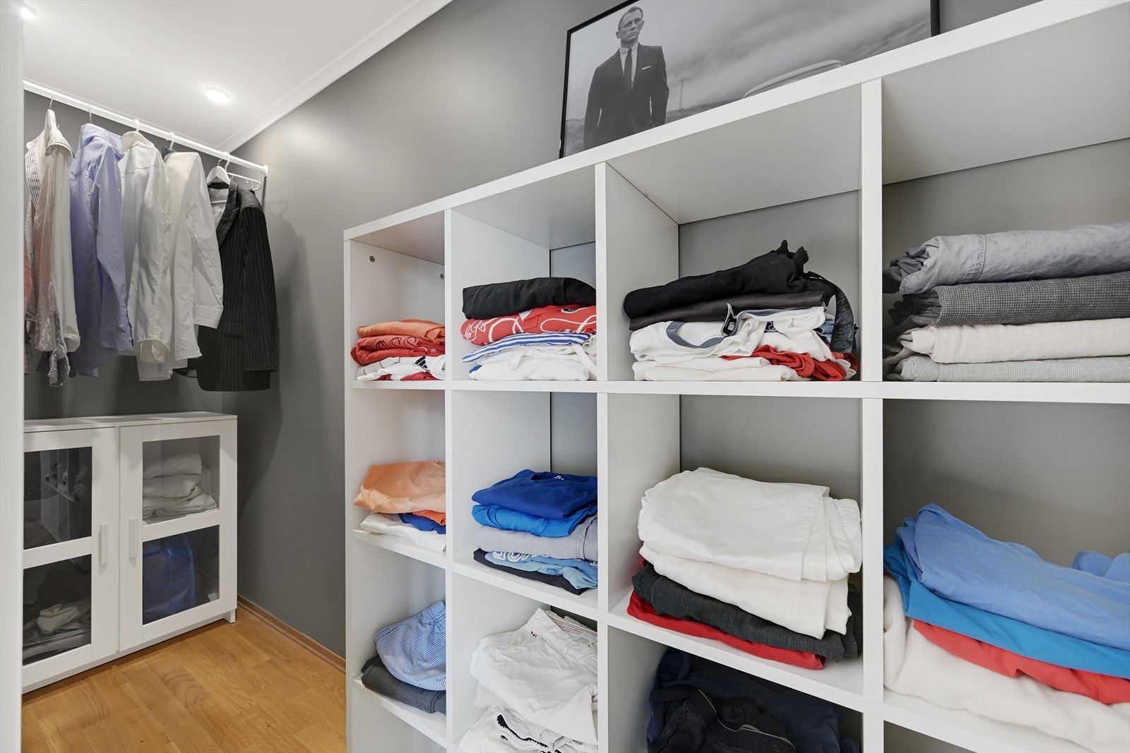 Flott walk-in garderobe med god plass. Galleribilde