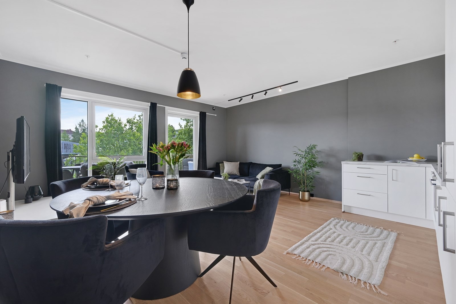 Stue/spisestue med kjøkken i åpen løsning. Galleribilde