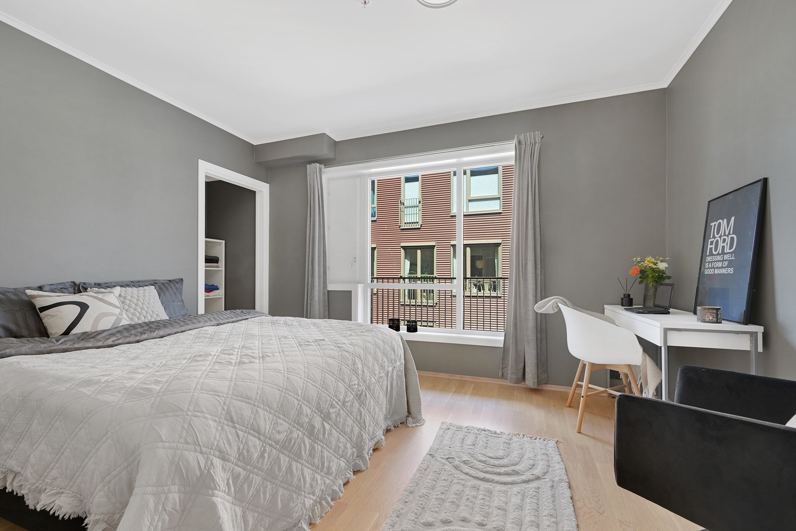 Soverom med egen walk-in garderobe. Galleribilde