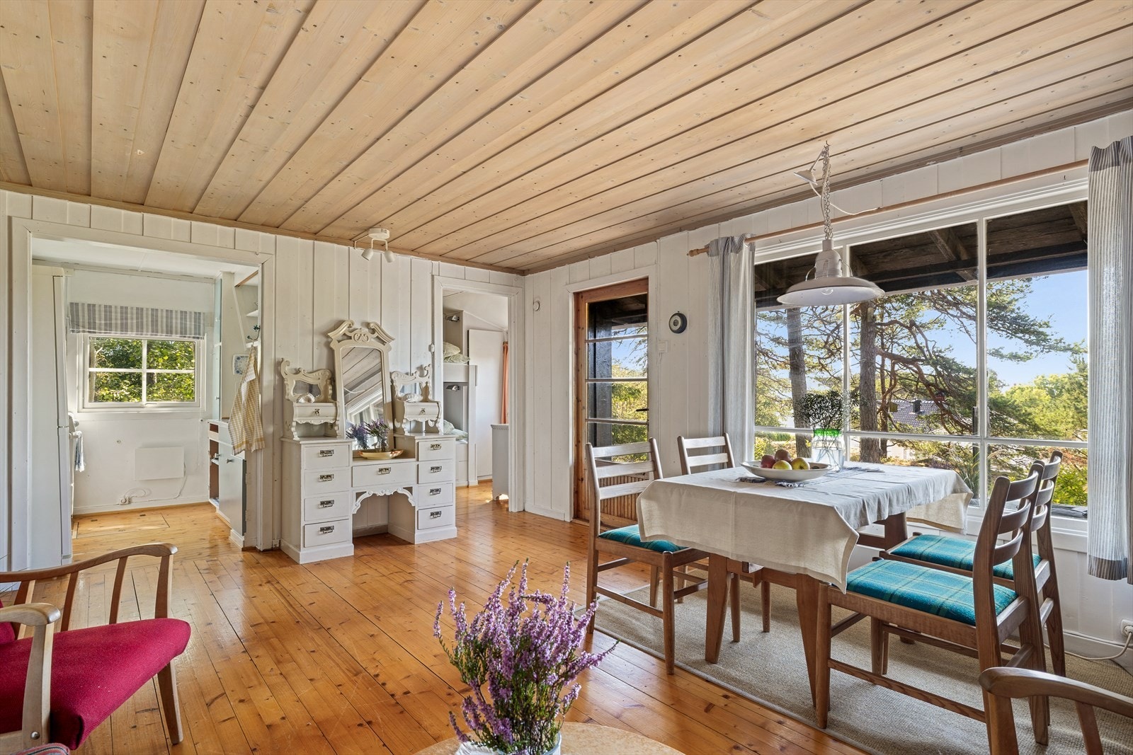 Hytta har masse naturlig lys inn Galleribilde