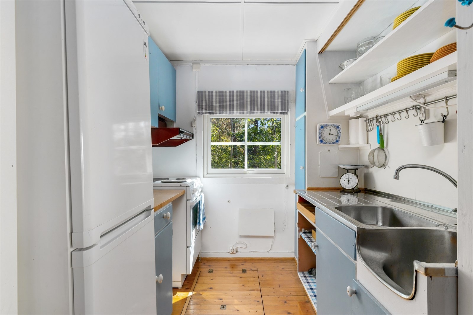 Enkel malt kjøkkeninnredning. Lem fra kjøkkenet og ned i krypkjeller Galleribilde