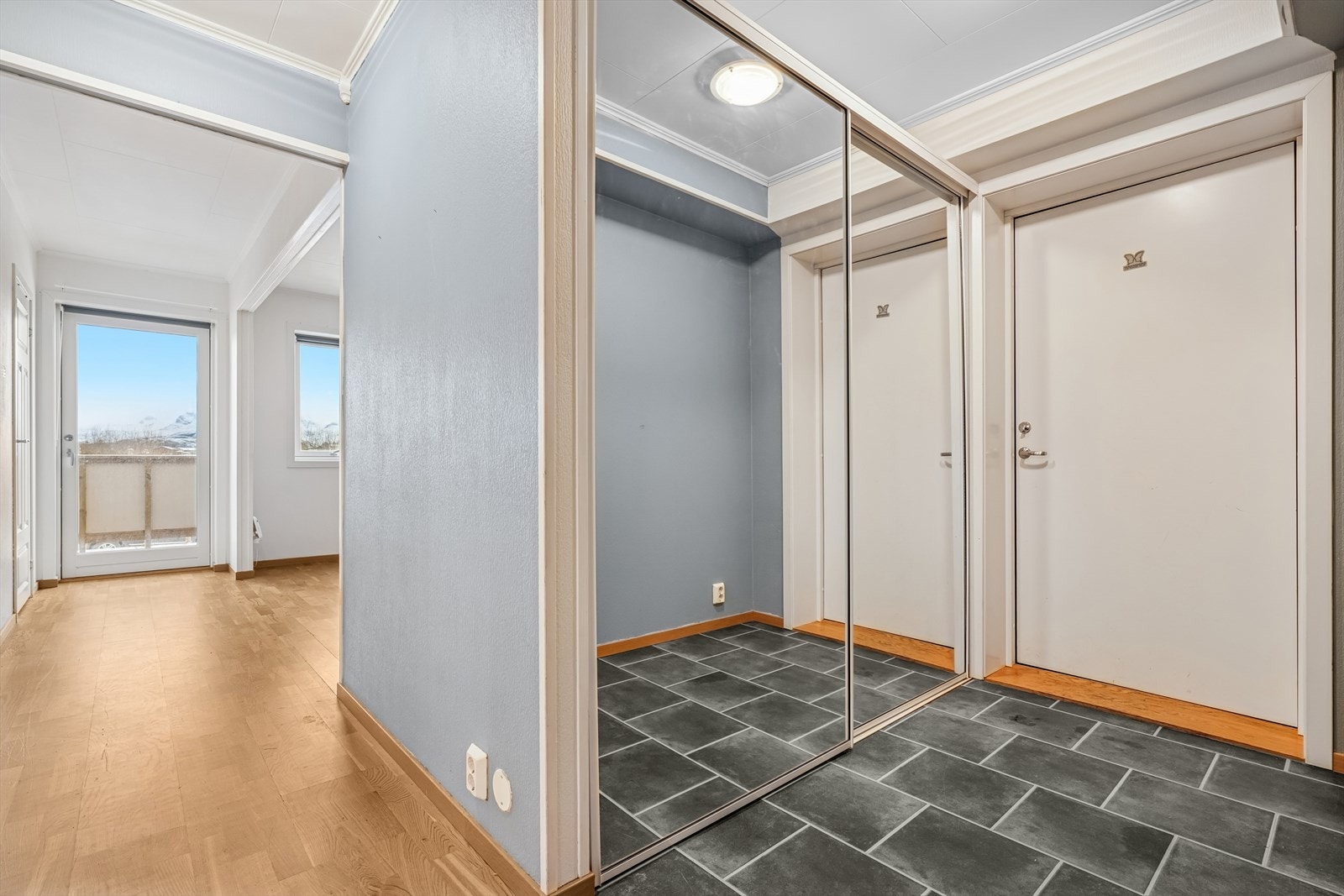 Fra gangen har du tilgang til badet og videre inn i stue/kjøkken Galleribilde