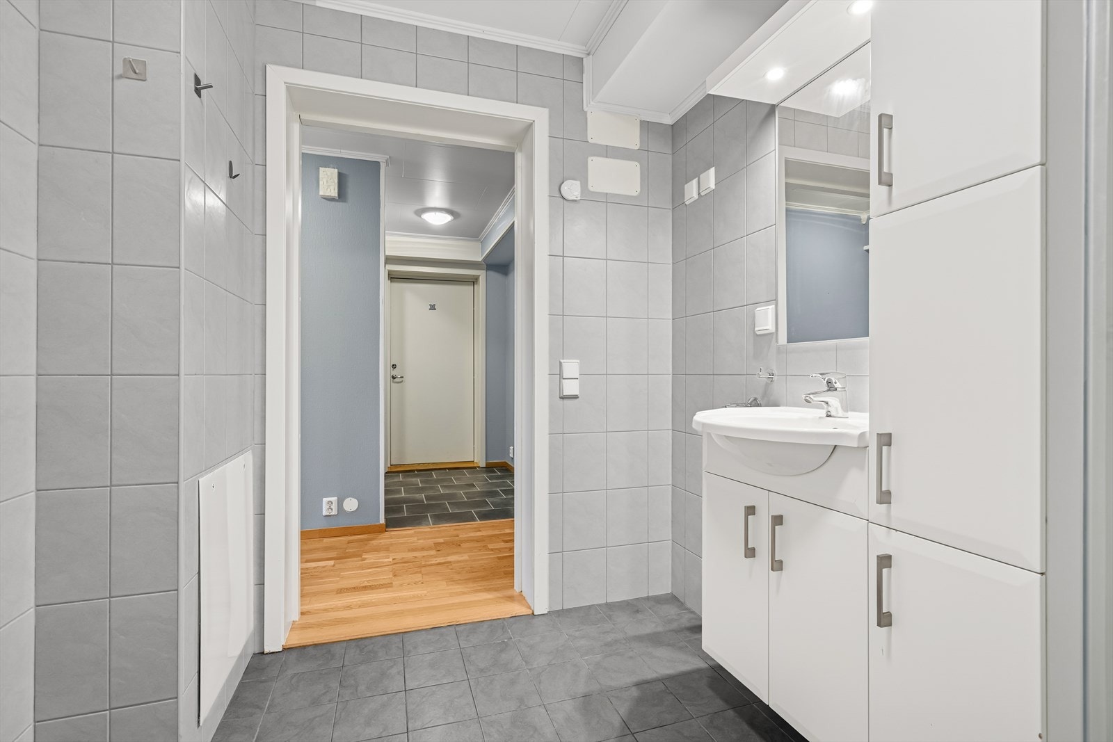 Badet er utstyrt med toalett, dusjkabinett, baderomsinnredning og opplegg for vaskemaskin/tørketrommel Galleribilde