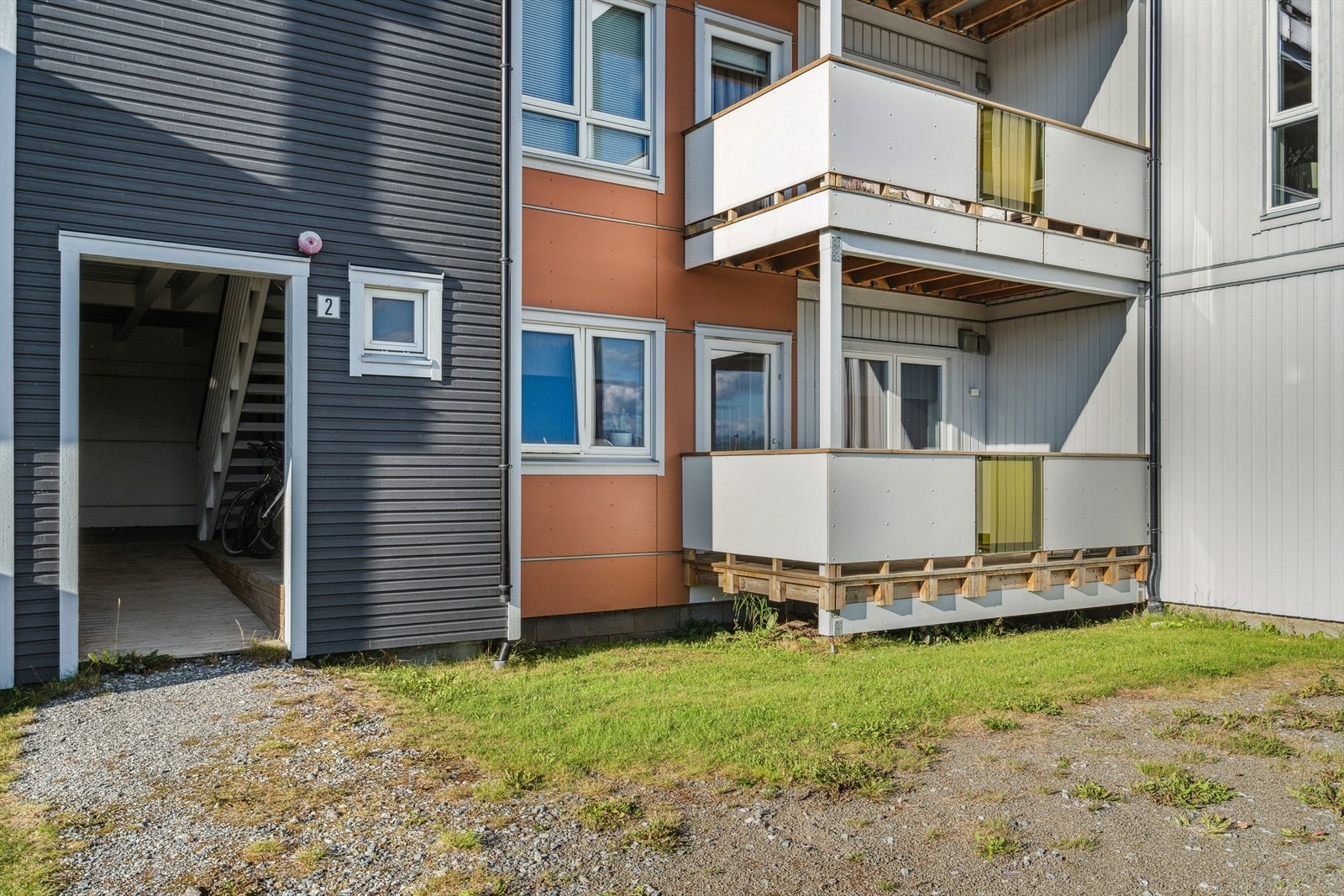 Det er adkomst via felles inngangsparti, hvor du har tilgang til både leiligheten og den tilhørende boden Galleribilde