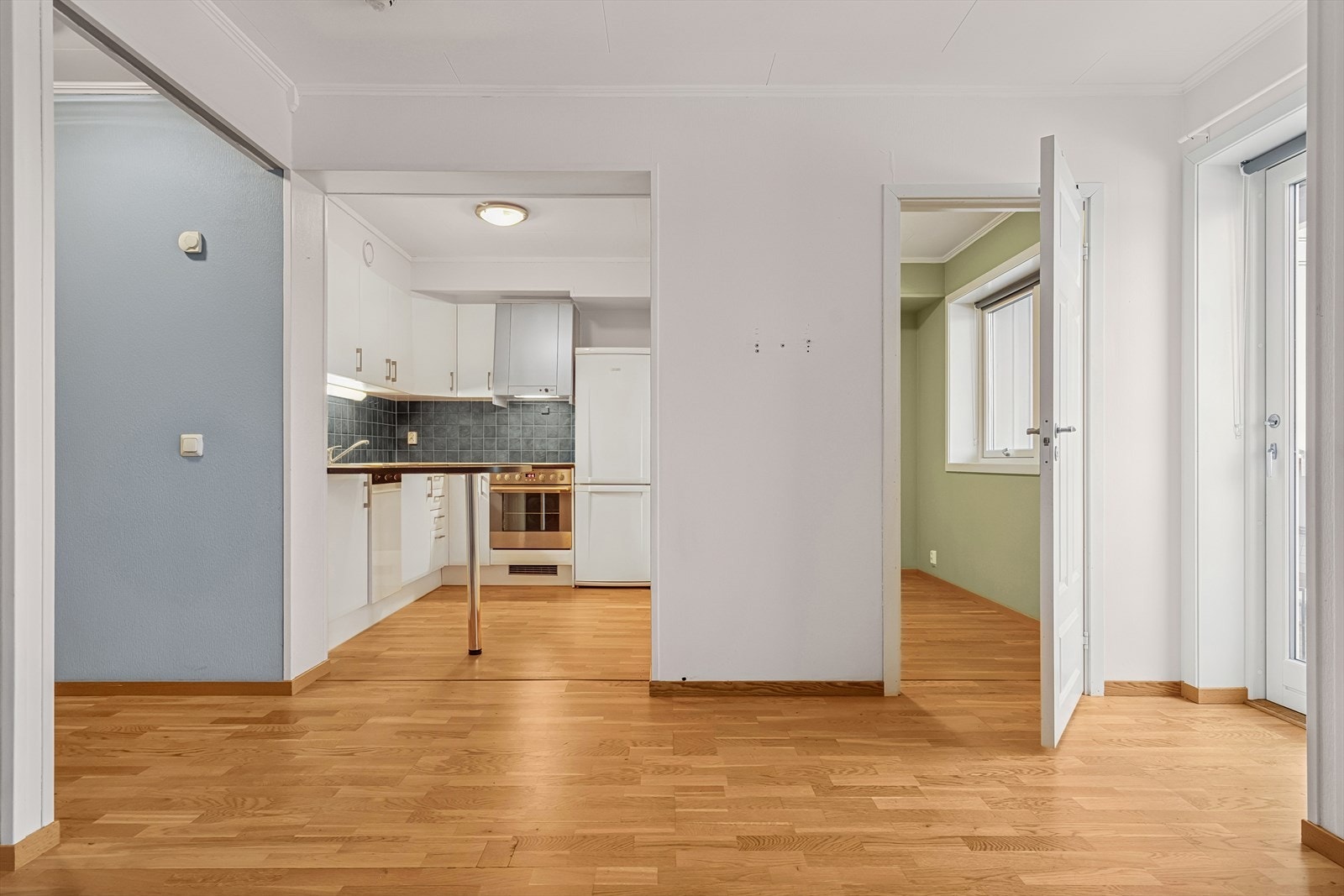 Kjøkkenet ligger i delvis åpen løsning, noe som bidrar til å øke romfølelsen Galleribilde