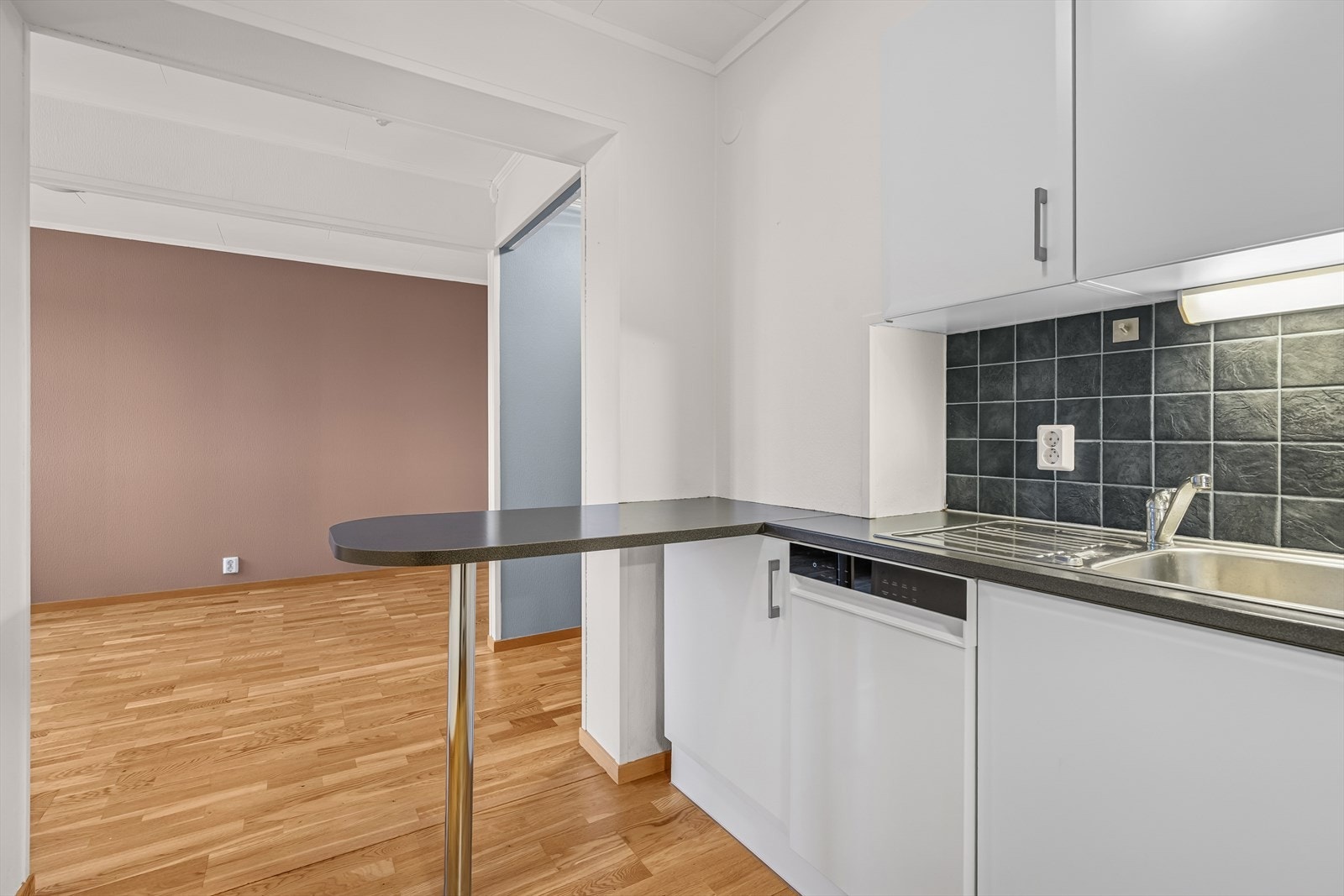 Det er barløsning med plass til 2-3 barstoler, en praktisk og plassbesparende løsning Galleribilde