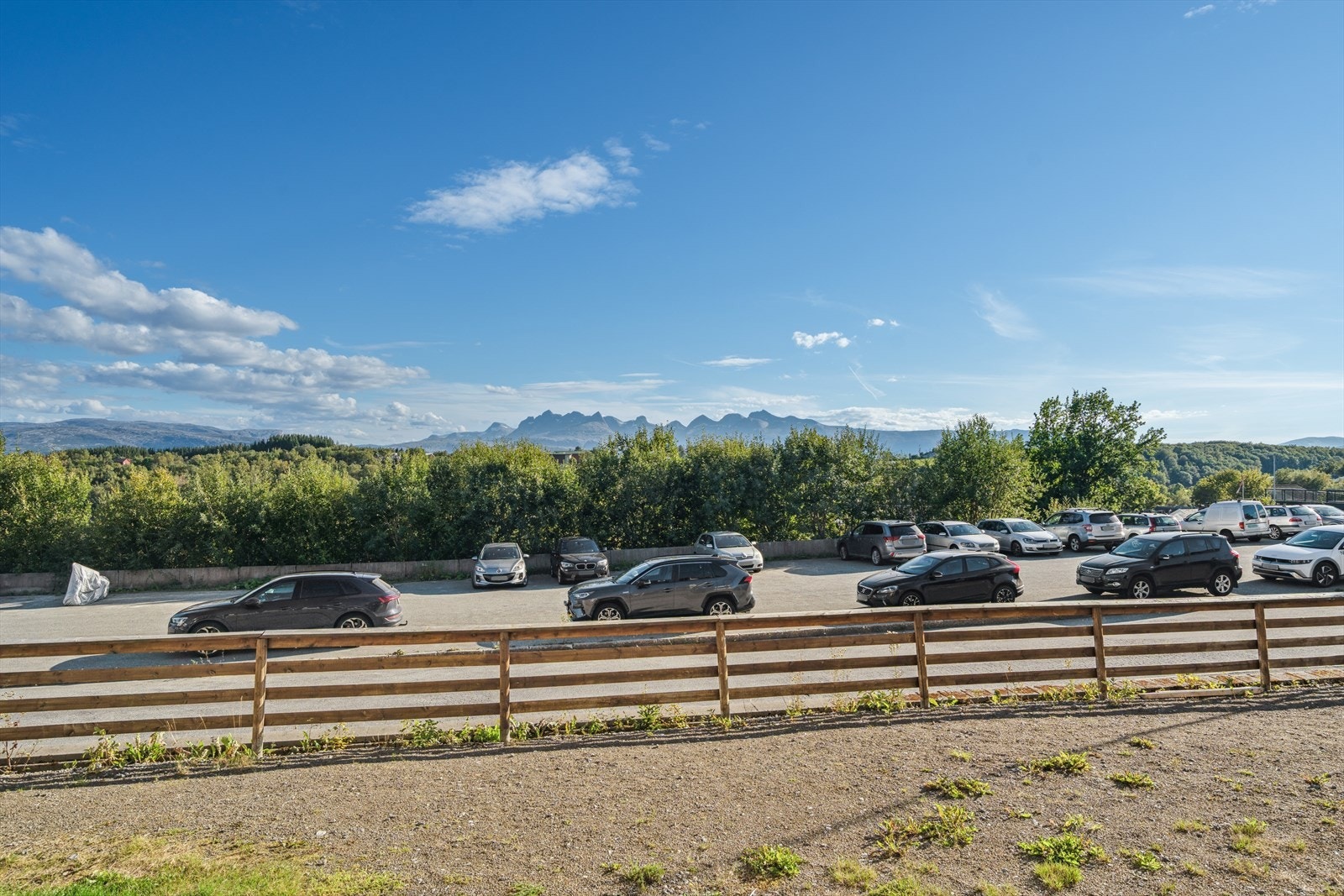 Sameiet har godt med parkeringsplasser (ikke faste plasser) Galleribilde