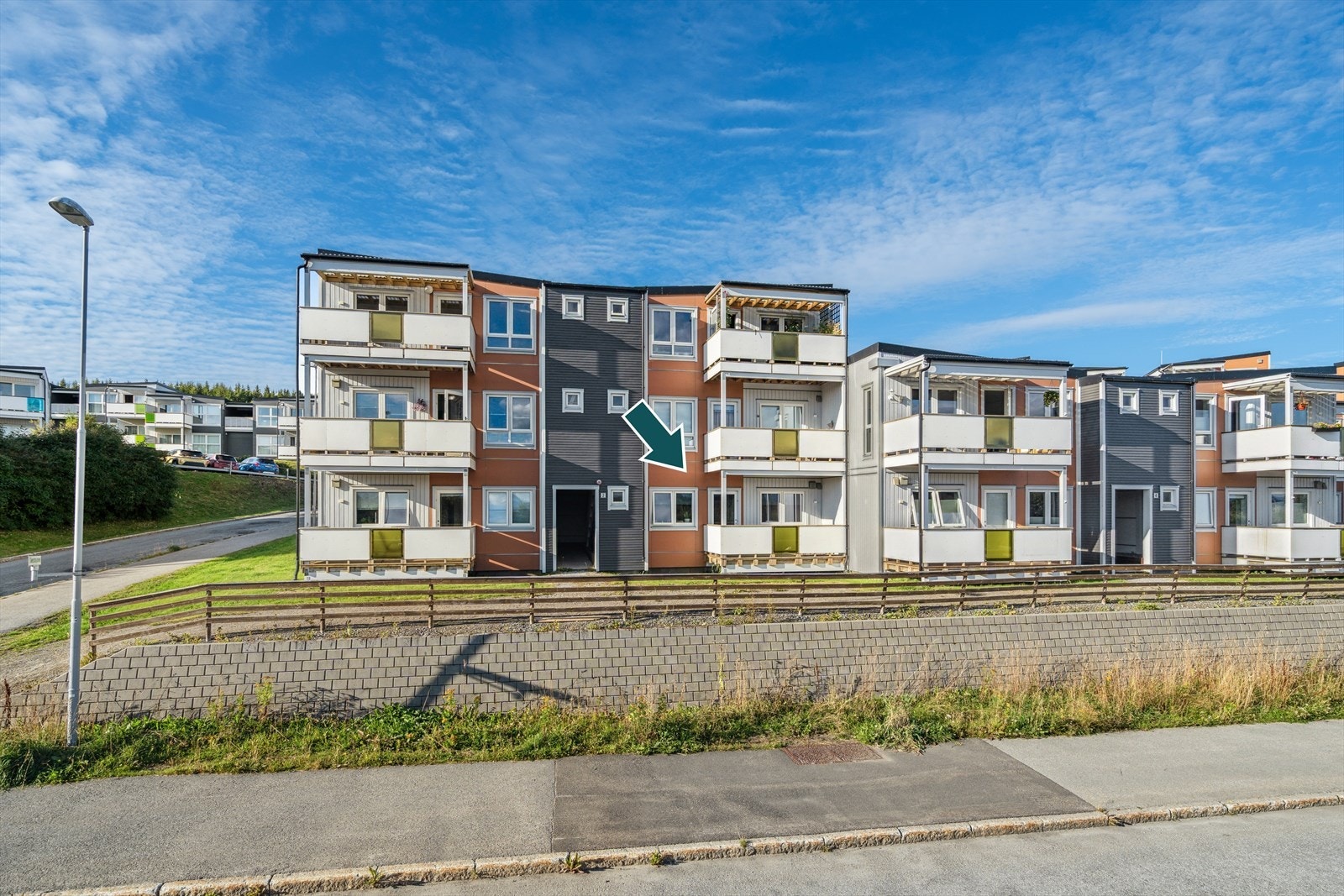 Leiligheten ligger på bakkeplan med utgang fra stuen til en sørvendt terrasse med utsikt over Børvasstindan Galleribilde
