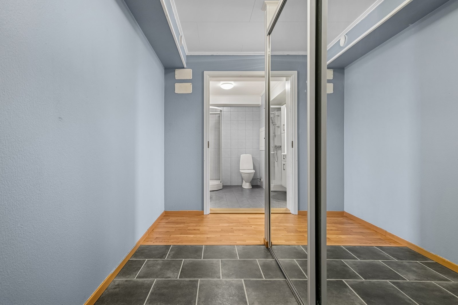 Du ønskes velkommen inn i en hyggelig entrè utstyrt med en praktisk skyvedørsgarderobe m/speilfronter Galleribilde
