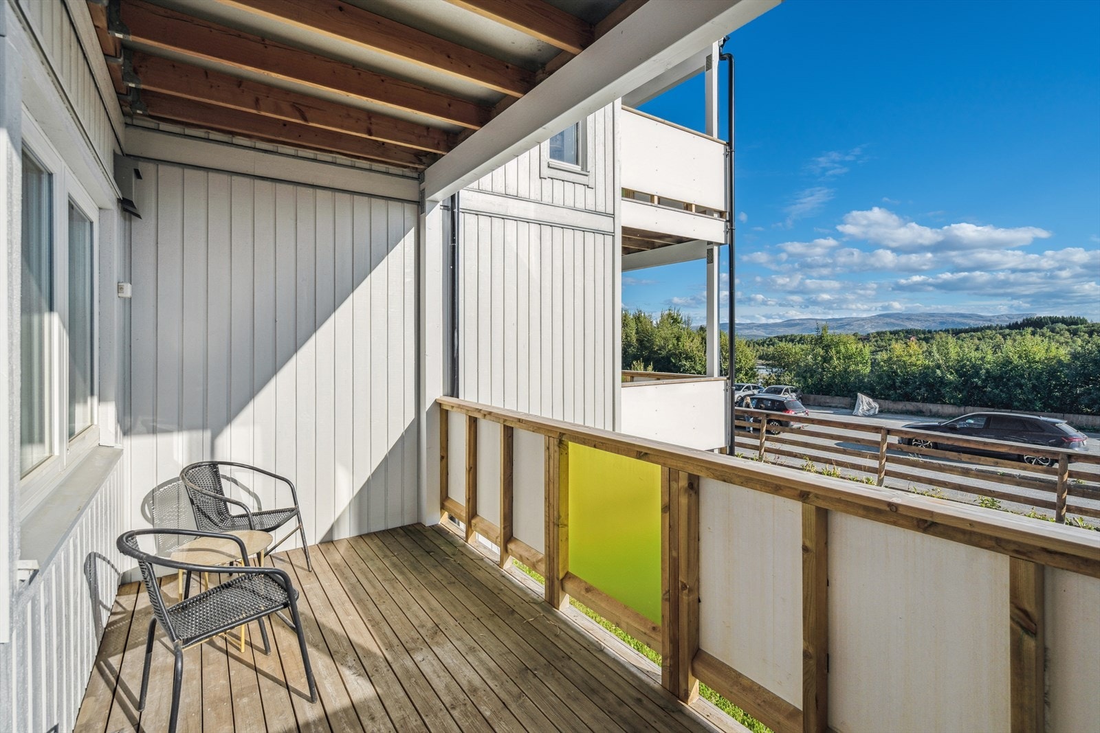 Terrassen er overbygget, utstyrt med utestikk og byr på god plass til utemøbler Galleribilde