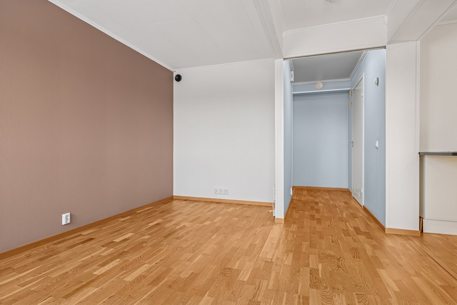 Stuen er utført i med hvitmalte overflater, samt en lun kontrastvegg Galleribilde