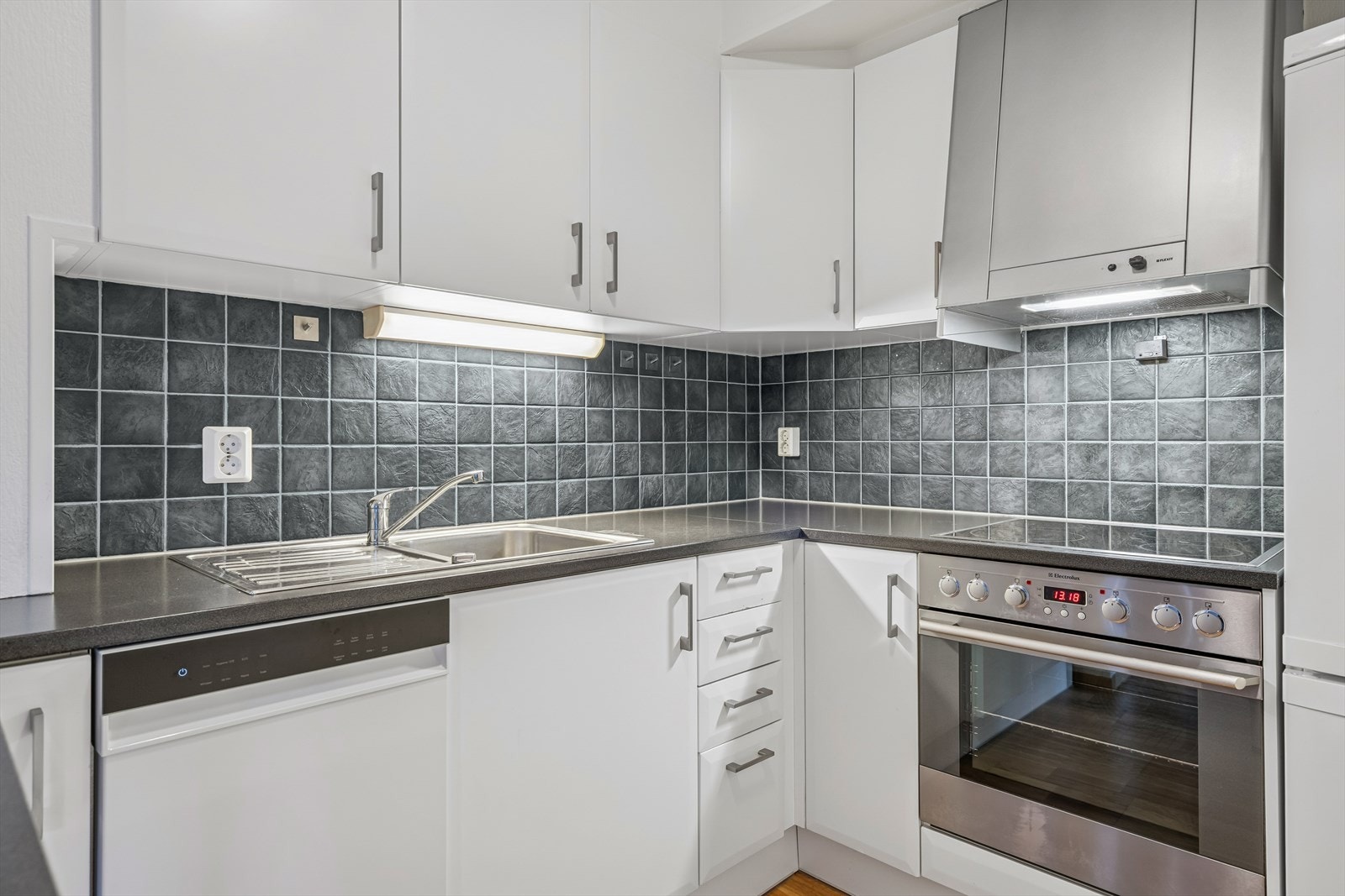 Hvitevarene medfølger og består av integrert stekeovn, integrert koketopp, oppvaskmaskin og kombiskap kjøl/frys Galleribilde