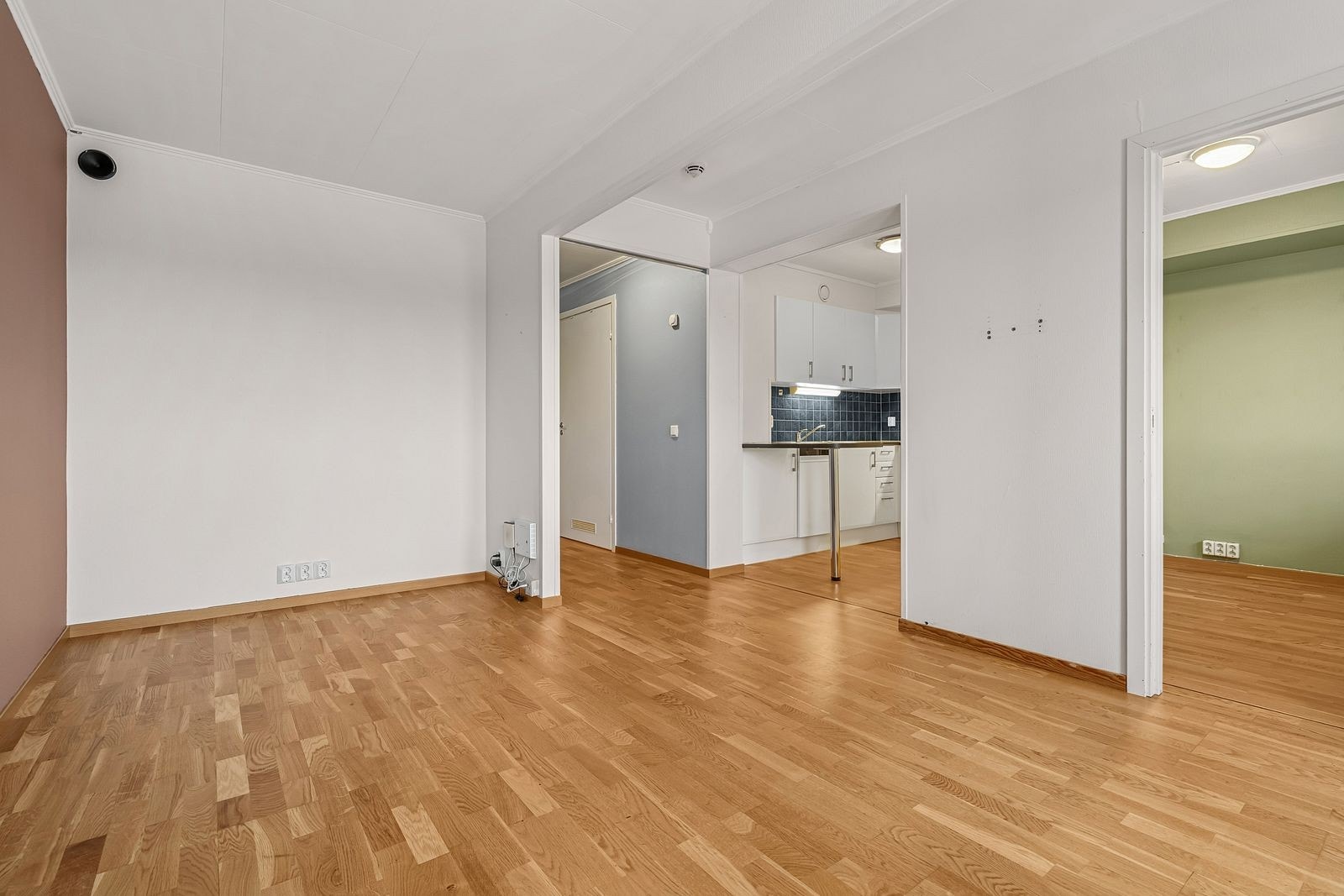 Fra stuen har du tilgang til soverommet og utgang til den sørvendte terrasse Galleribilde