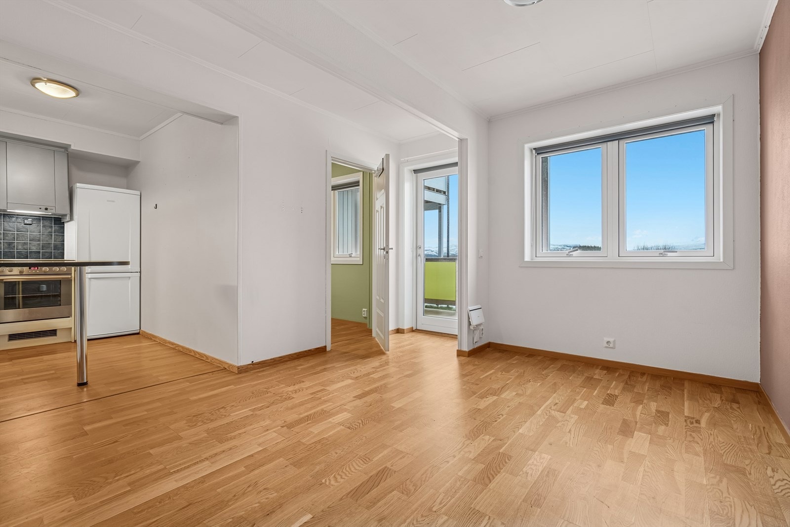 Det er sørvendte vindusflater i stuen som slipper inn godt med dagslys og flott utsikt over Børvasstindan Galleribilde