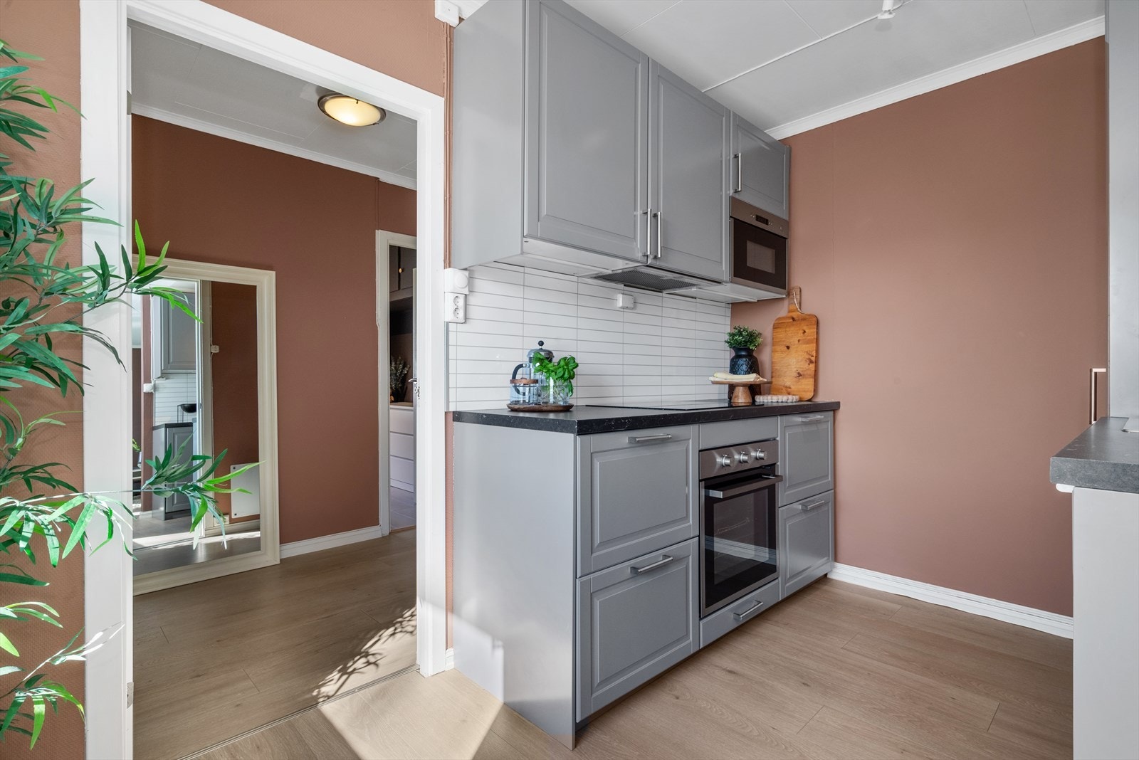 Innredning med kullfiltervifte over stekesonen. Det er integrert kjøl/fryseskap, stekovn, platetopp og oppvaskmaskin. Galleribilde