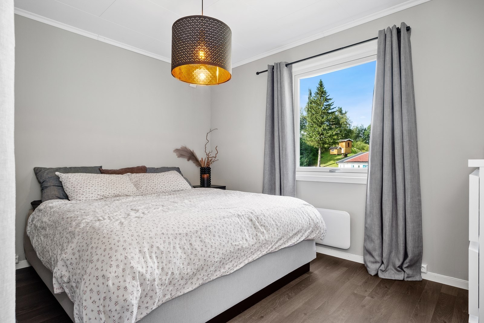 Soverommene har laminat på gulv Galleribilde