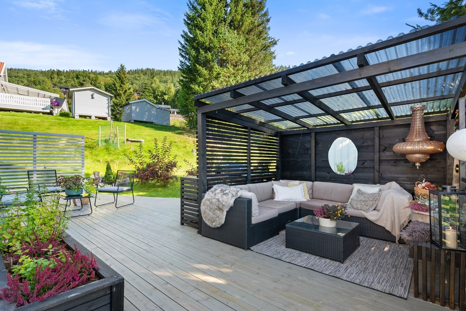 Eiendommen ligger barnevennlig til og med nærhet til naturen, samt gangvei etablert inn til Melhus sentrum Galleribilde