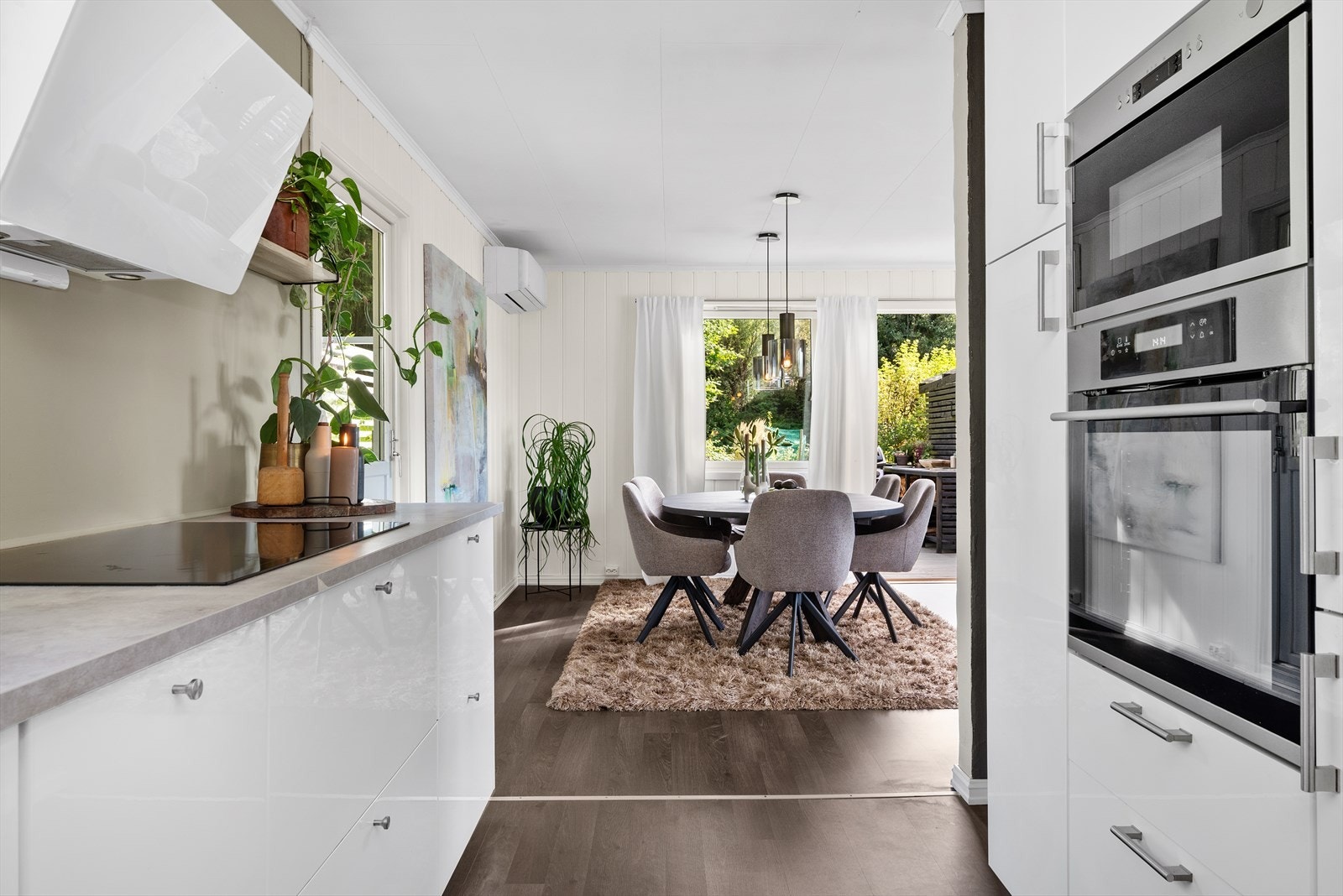 Naturlig plassering av spisestue i overgang kjøkken/stue Galleribilde