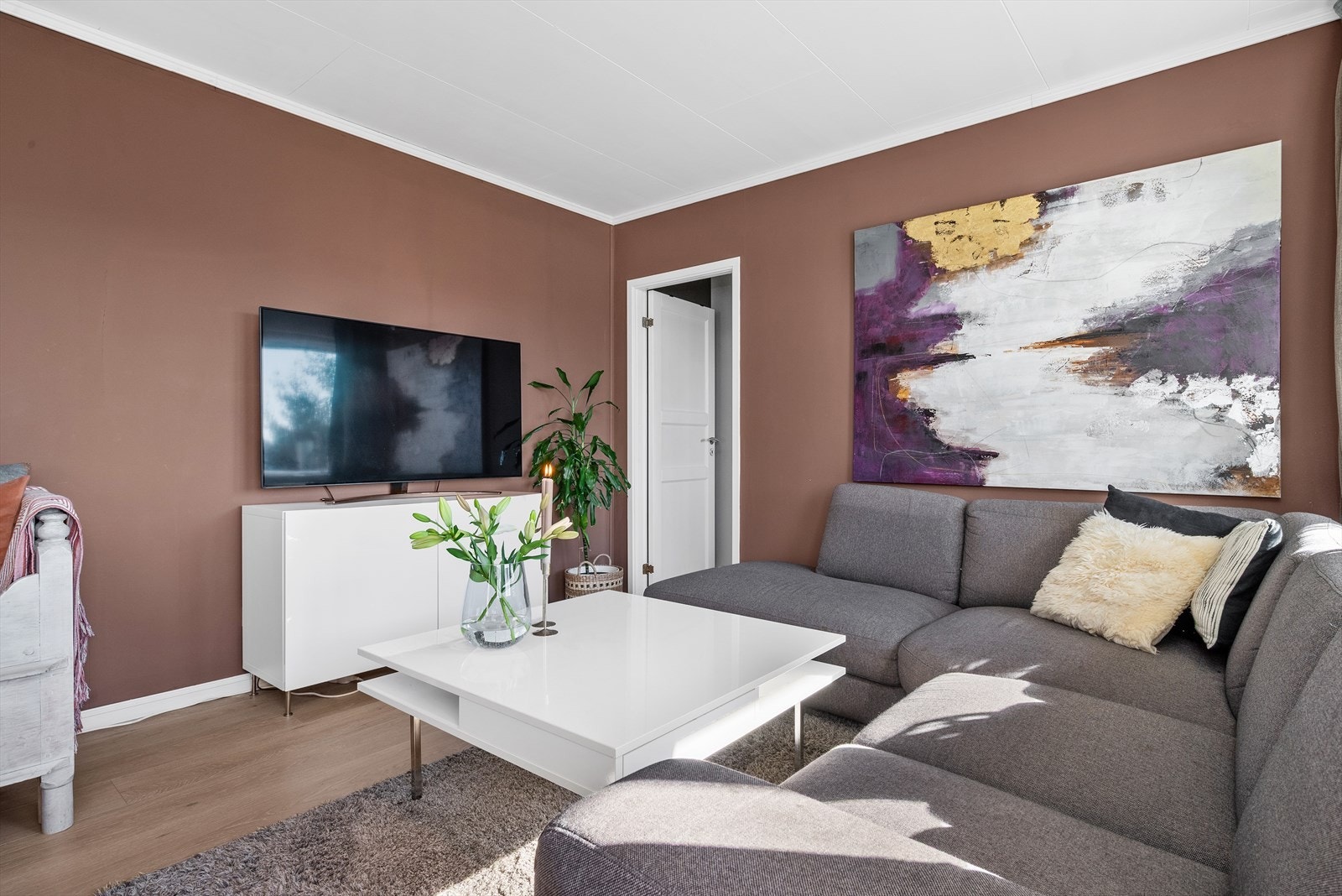 Romslig stue og kjøkkendel i sokkel Galleribilde