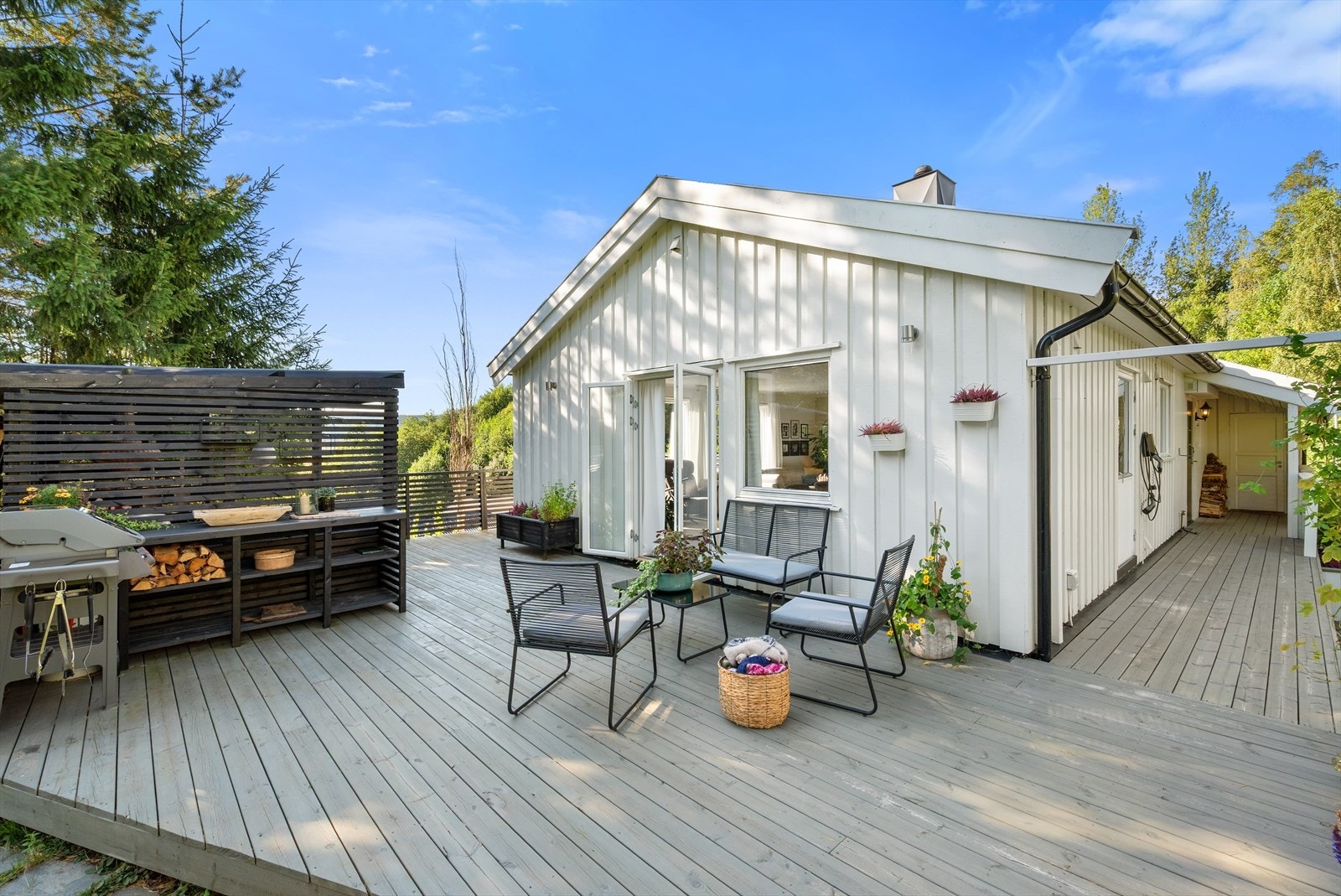 En velholdt og innholdsrik enebolig med planløsning over to etasjer Galleribilde