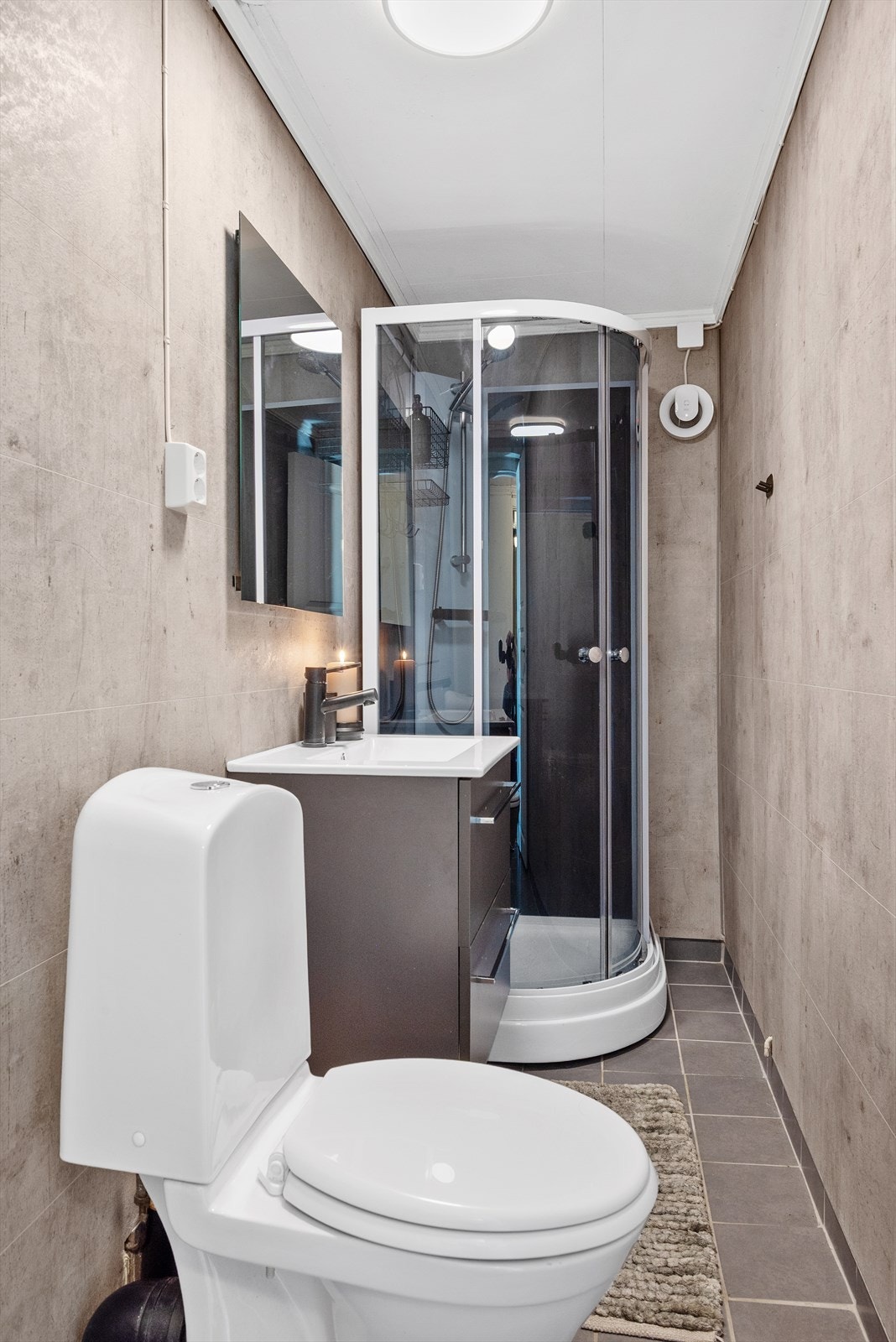 Flis på gulv og våtromsplater på vegger. Takess i himling. Gulvvarme. Utstyrt med dusjkabinett, wc, servantskap og mekanisk avtrekk Galleribilde