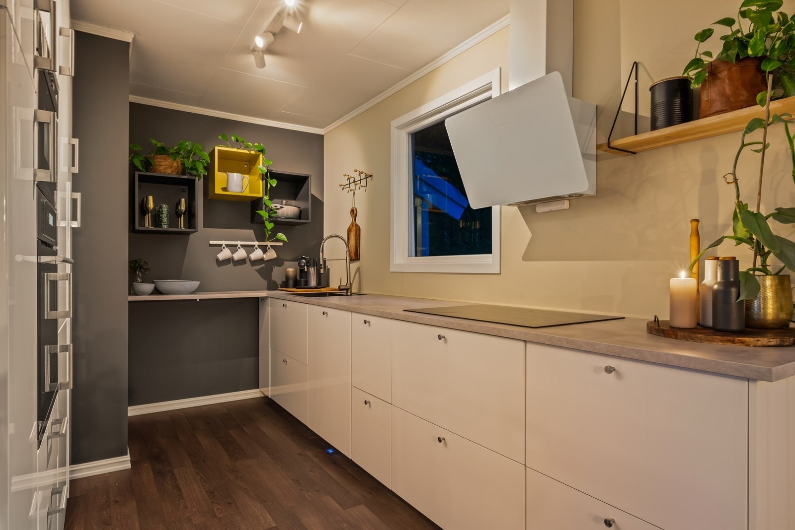 Kjøkkenkroken er delvis adskilt Galleribilde