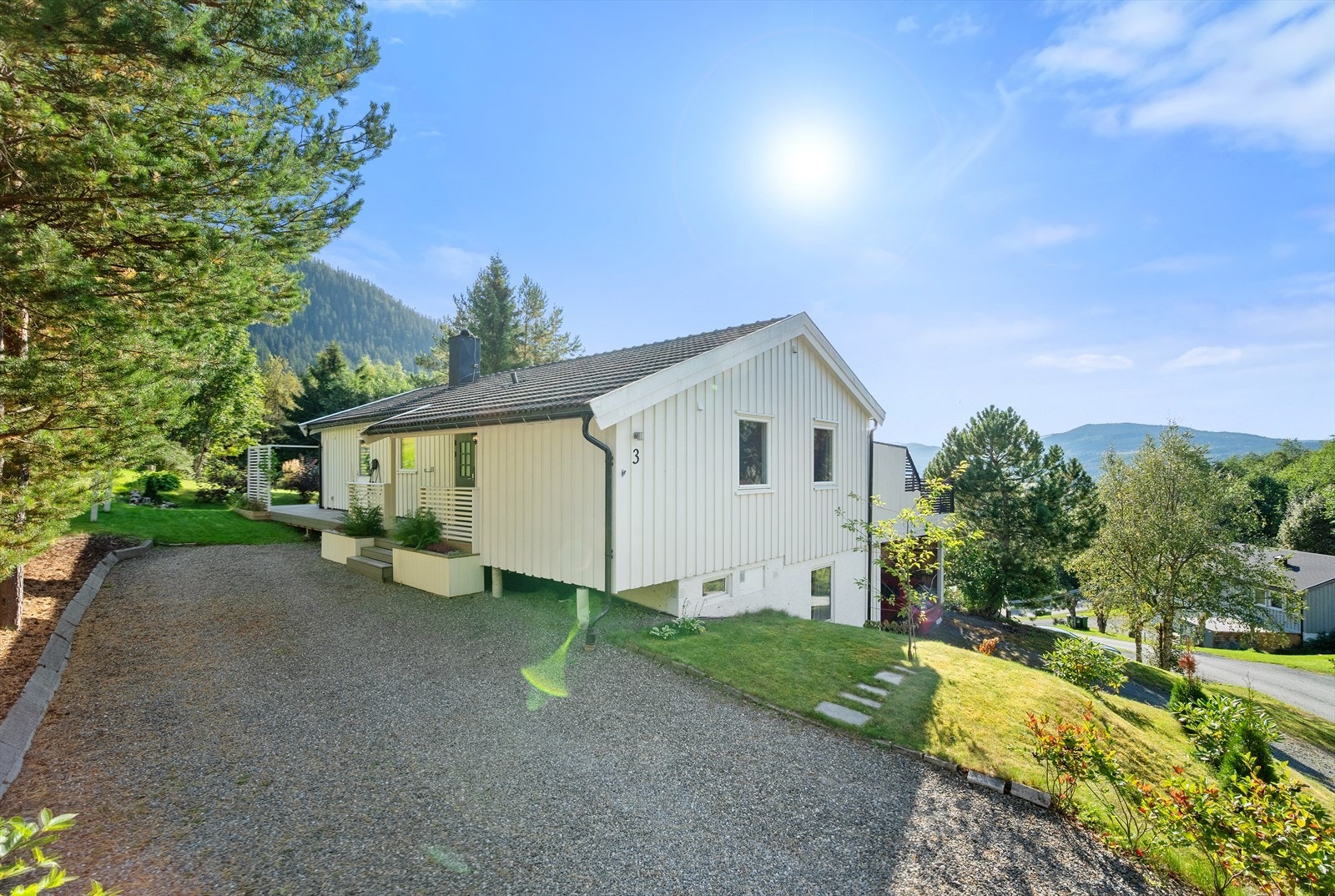 Boligen har godt med parkeringsplasser både på nedsiden og oppsiden av boligen Galleribilde