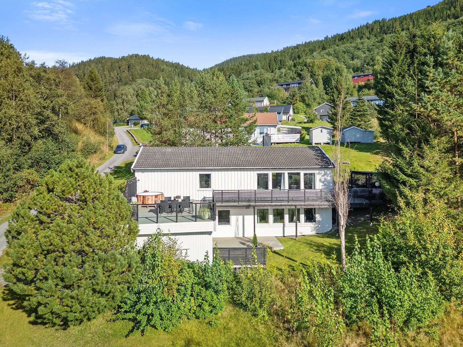 Eiendommen ligger i et barnevennlig og landlig boligområde på Rye, ca. 2 km sørøst for Melhus sentrum Galleribilde