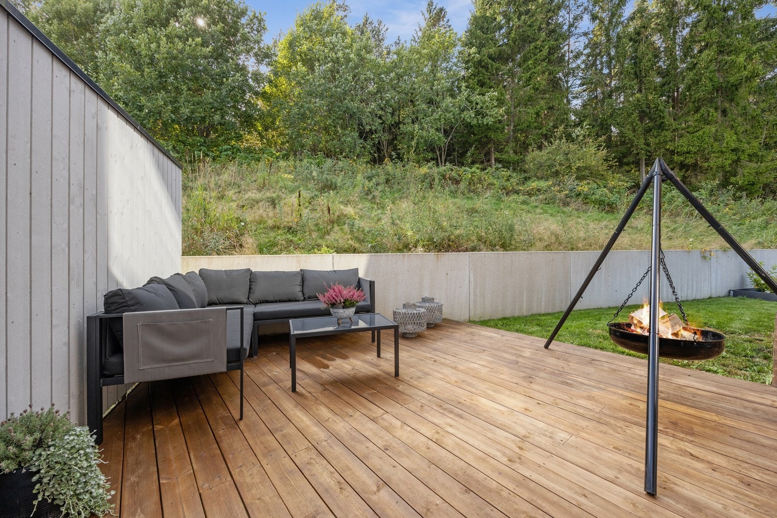 Boligen har en sør-vestvendt terrasse med god plass til sittegrupper og annen ønsket utemøblering. Galleribilde