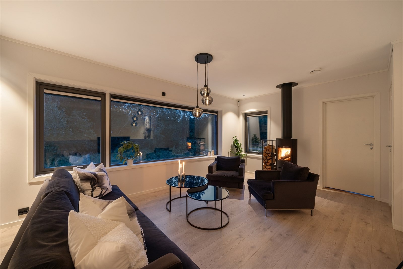 Stuen har man også en peis som skaper en lun atmosfære på kalde vinterkvelder. Galleribilde