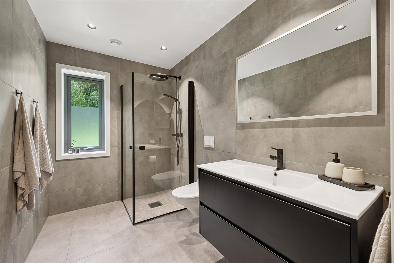 Badet har en moderne standard med fliser på både vegger og gulv. Det er elektriske varmekabler i gulvet. Galleribilde