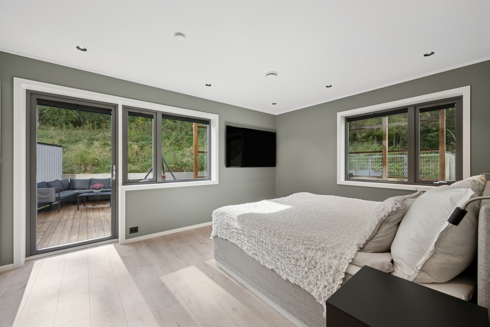 Fra hovedsoverommet har man utgang til boligens uteområde. Galleribilde