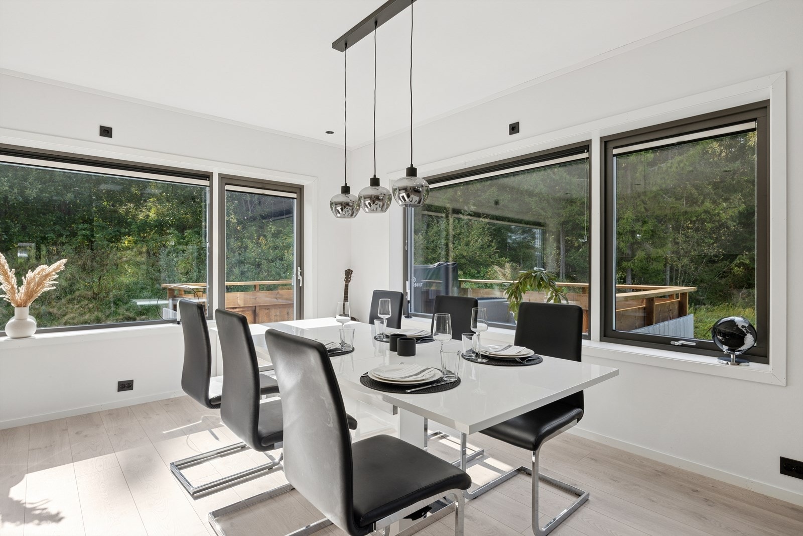 Fra kjøkkenet er det utgang til boligens balkong. Galleribilde