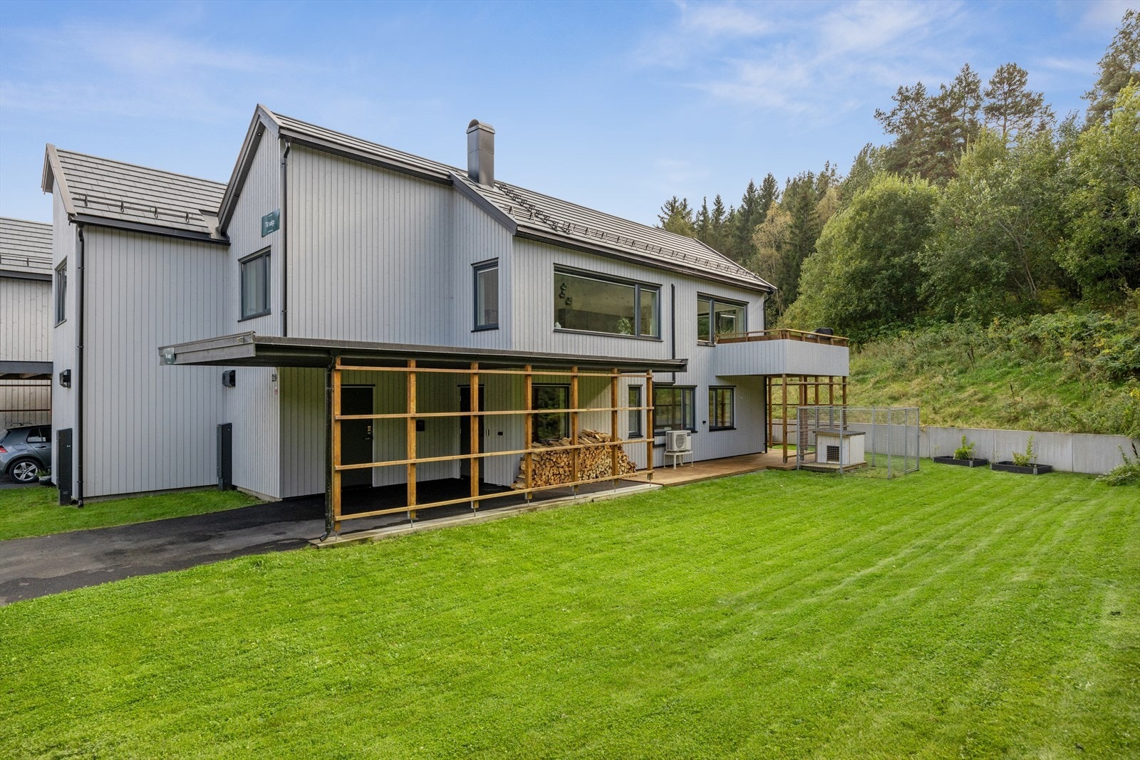 Parkering i carport med elbillader. Galleribilde