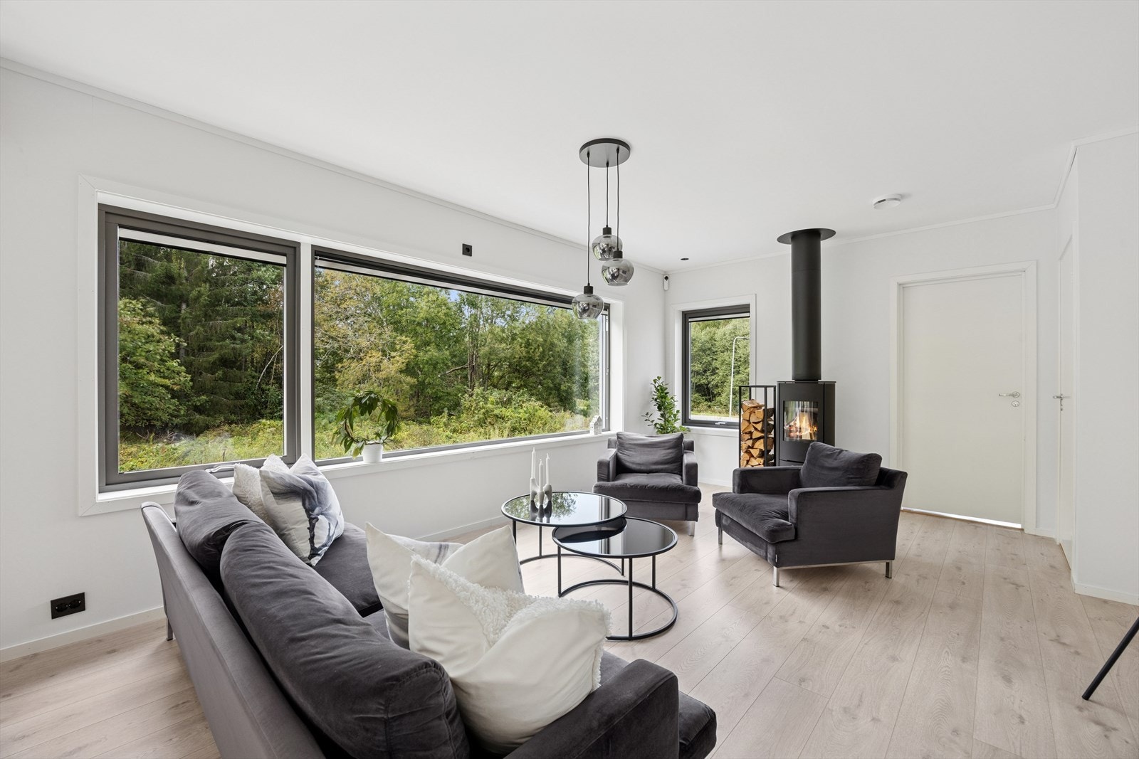 Denne løsningen gir stor fleksibilitet når det kommer til møblering, og rommet kan enkelt tilpasses ulike behov. Galleribilde